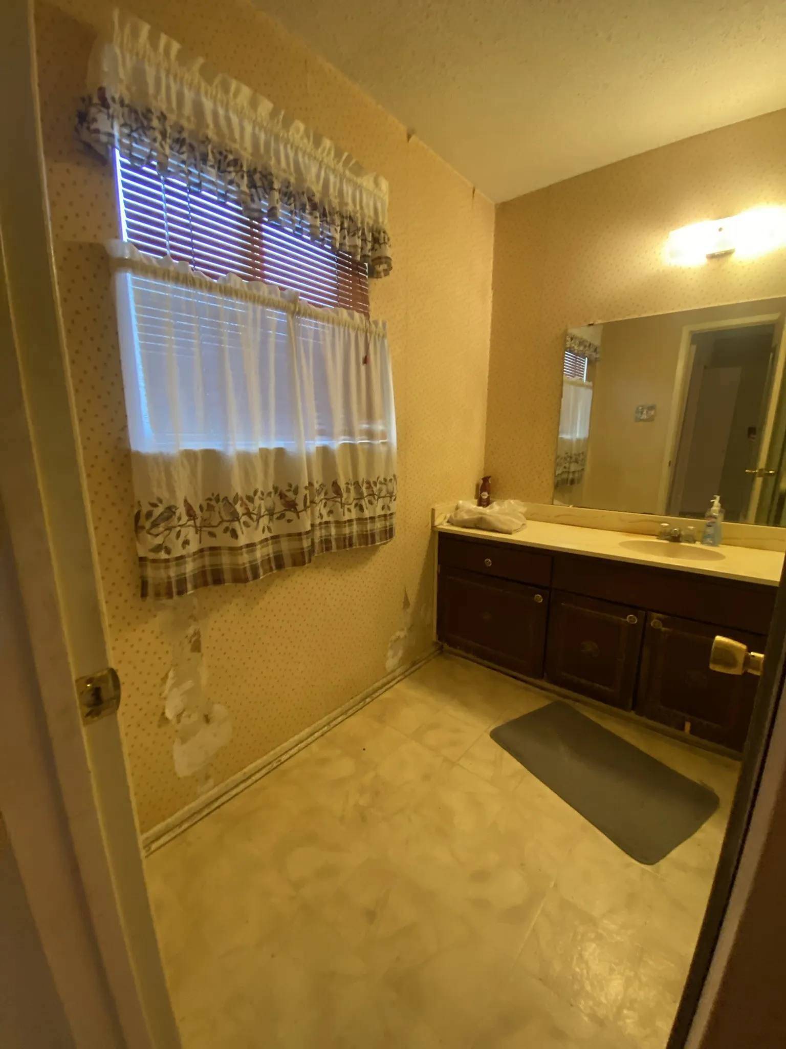 Single Family Residence For Sale in Denton County , 207 Centennial Drive, Lewisville, Texas 75067, 3 Bedroom, 2 Bathroom, 2 Garage spaces, 1,193 Sqft, built in 1970, mls#21382545, Real Estate Agent in Lewisville, Homes For Sale in Denton county, Homes For Sale in Lewisville, Realtor in Lewisville Texas, Real Estate Brokerage Independent Realty Texas, Luminita Cordes Realtor