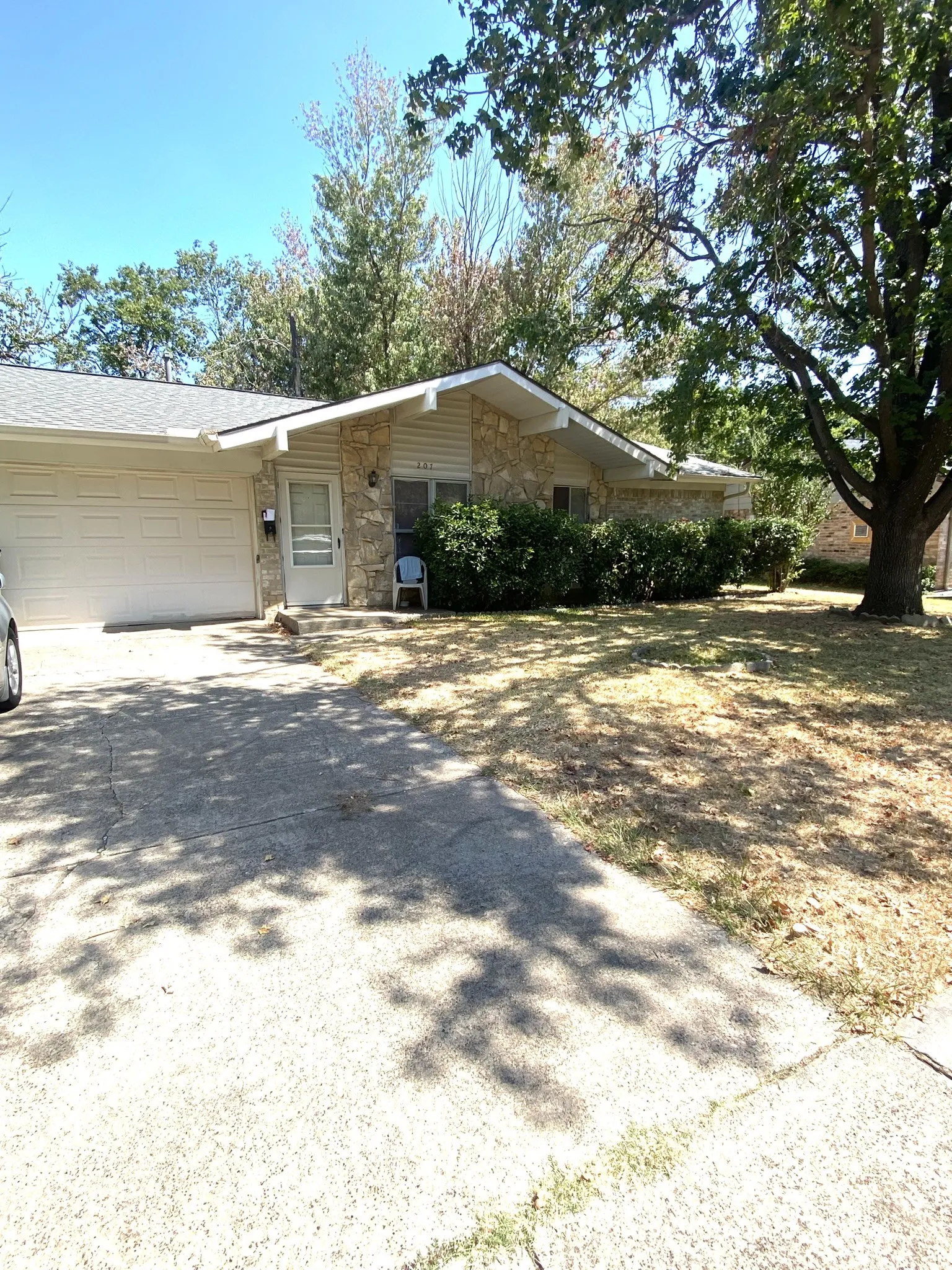 Single Family Residence For Sale in Denton County , 207 Centennial Drive, Lewisville, Texas 75067, 3 Bedroom, 2 Bathroom, 2 Garage spaces, 1,193 Sqft, built in 1970, mls#21382545, Real Estate Agent in Lewisville, Homes For Sale in Denton county, Homes For Sale in Lewisville, Realtor in Lewisville Texas, Real Estate Brokerage Independent Realty Texas, Luminita Cordes Realtor