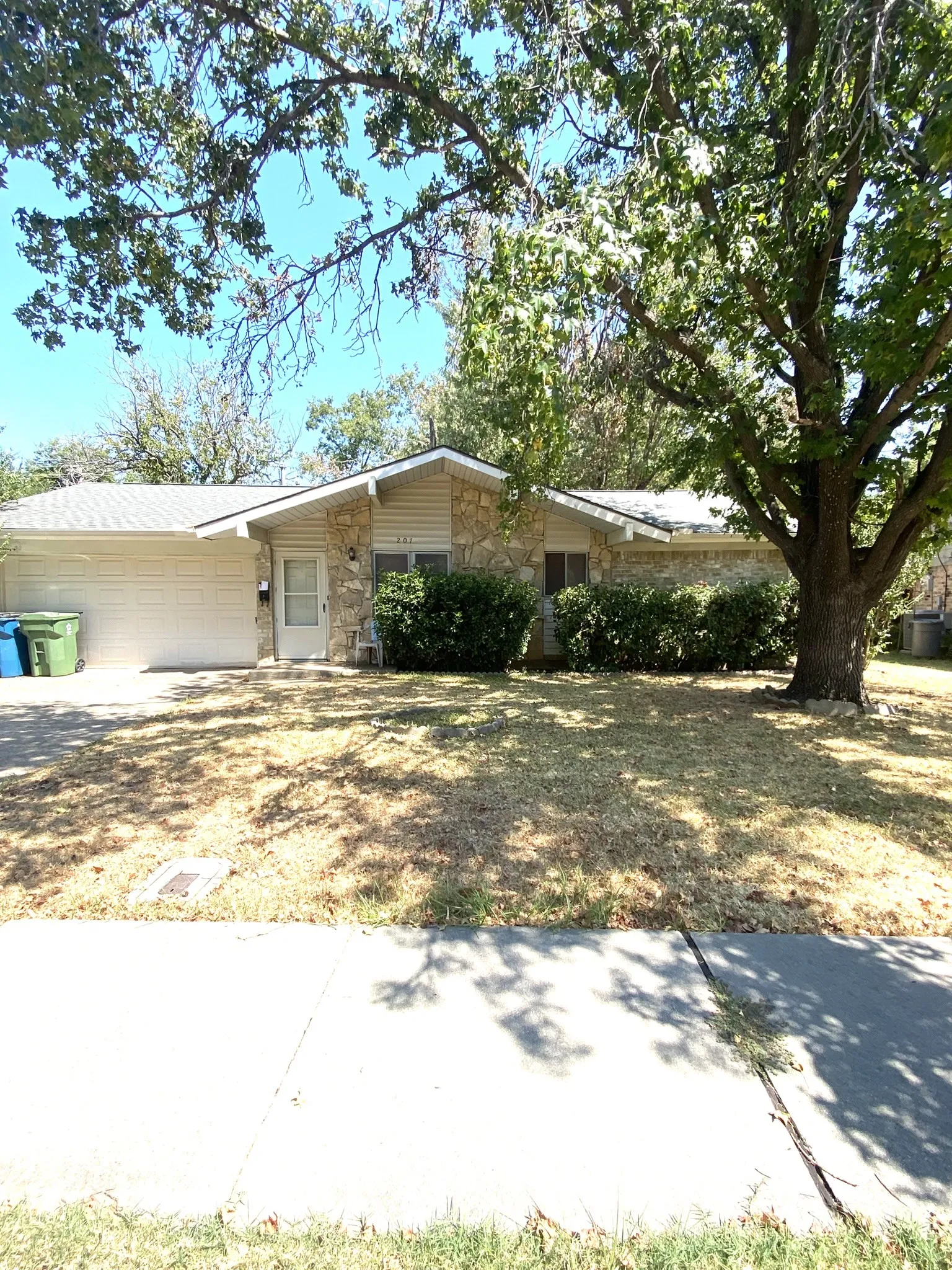 Single Family Residence For Sale in Denton County , 207 Centennial Drive, Lewisville, Texas 75067, 3 Bedroom, 2 Bathroom, 2 Garage spaces, 1,193 Sqft, built in 1970, mls#21382545, Real Estate Agent in Lewisville, Homes For Sale in Denton county, Homes For Sale in Lewisville, Realtor in Lewisville Texas, Real Estate Brokerage Independent Realty Texas, Luminita Cordes Realtor