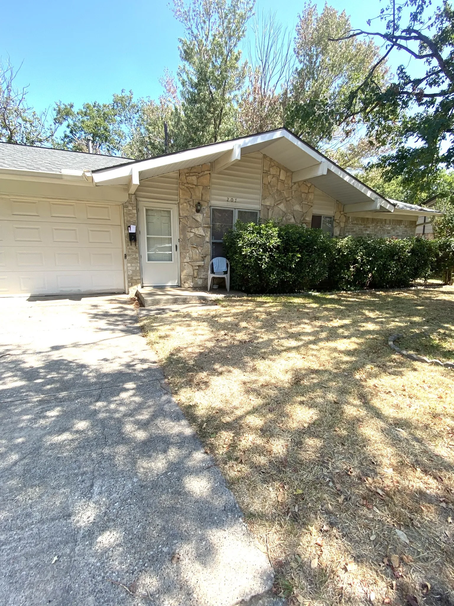 Single Family Residence For Sale in Denton County , 207 Centennial Drive, Lewisville, Texas 75067, 3 Bedroom, 2 Bathroom, 2 Garage spaces, 1,193 Sqft, built in 1970, mls#21382545, Real Estate Agent in Lewisville, Homes For Sale in Denton county, Homes For Sale in Lewisville, Realtor in Lewisville Texas, Real Estate Brokerage Independent Realty Texas, Luminita Cordes Realtor