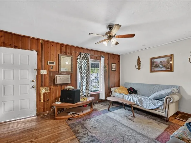 Single Family Residence For Sale in Dallas County , 4215 Cicero Street, Dallas, Texas 75216, 3 Bedroom, 1 Bathroom, 1 Garage spaces, 1,252 Sqft, built in 1950, mls#21382575, Real Estate Agent in Dallas, Homes For Sale in Dallas county, Homes For Sale in Dallas, Realtor in Dallas Texas, Real Estate Brokerage Independent Realty Texas, Luminita Cordes Realtor