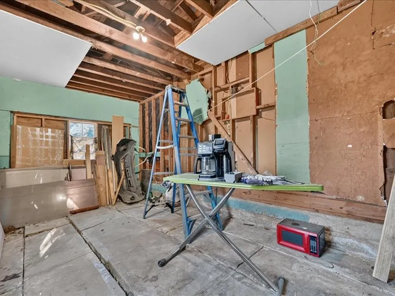 Single Family Residence For Sale in Dallas County , 4215 Cicero Street, Dallas, Texas 75216, 3 Bedroom, 1 Bathroom, 1 Garage spaces, 1,252 Sqft, built in 1950, mls#21382575, Real Estate Agent in Dallas, Homes For Sale in Dallas county, Homes For Sale in Dallas, Realtor in Dallas Texas, Real Estate Brokerage Independent Realty Texas, Luminita Cordes Realtor