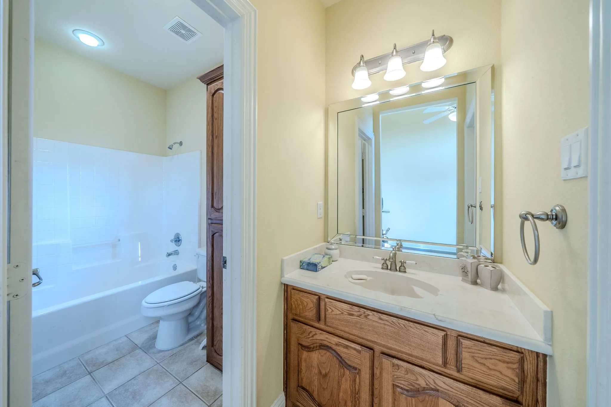 Single Family Residence For Sale in Dallas County , 1309 Heritage Hill Drive, De Soto, Texas 75115, 4 Bedroom, 3 Bathroom, 2 Garage spaces, 2,746 Sqft, built in 2001, mls#21375577, Real Estate Agent in De Soto, Homes For Sale in Dallas county, Homes For Sale in De Soto, Realtor in De Soto Texas, Real Estate Brokerage Independent Realty Texas, Luminita Cordes Realtor