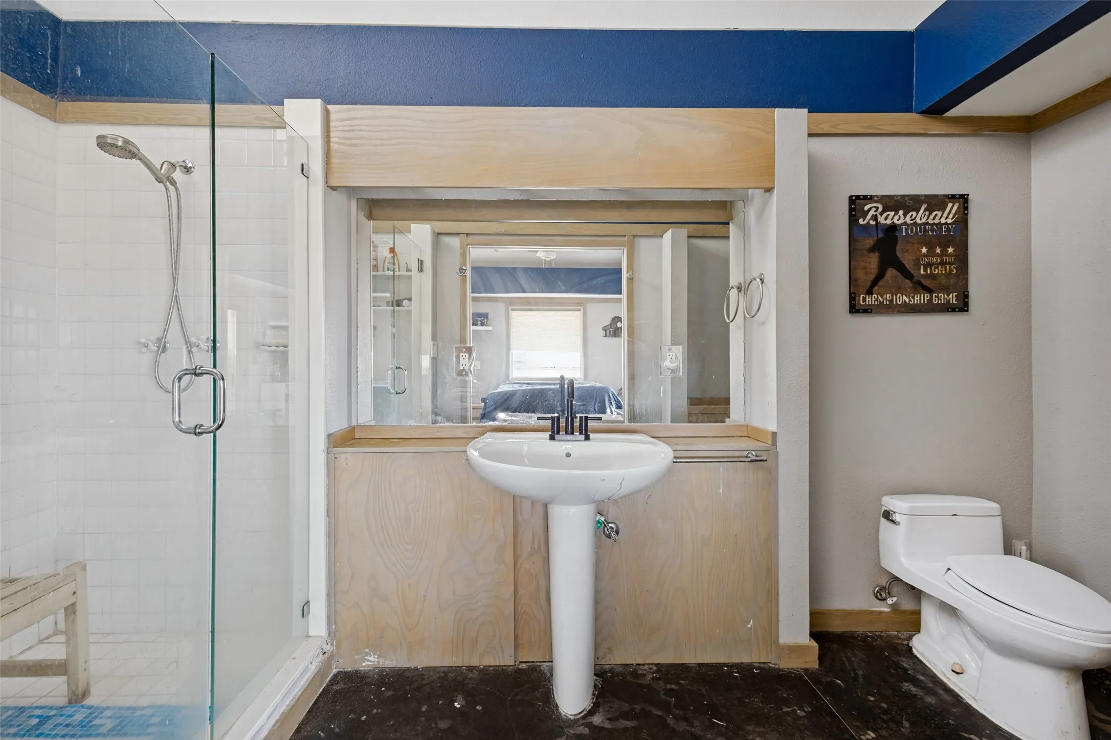 This bath is almost identical to the one in the opposite bedroom with the exception of the paint on the fur down that matches the bedroom.