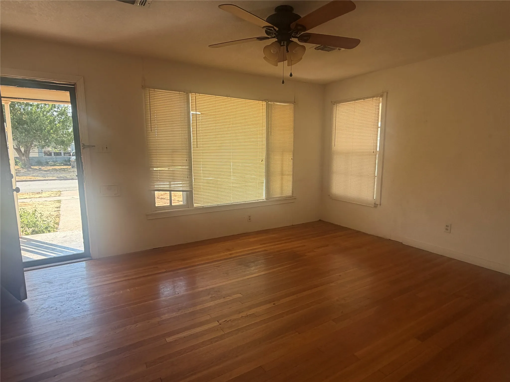 Single Family Residence For Sale in Taylor County , 917 S La Salle Drive, Abilene, Texas 79605, 3 Bedroom, 1 Bathroom, 1 Garage spaces, 1,076 Sqft, built in 1952, mls#21382610, Real Estate Agent in Abilene, Homes For Sale in Taylor county, Homes For Sale in Abilene, Realtor in Abilene Texas, Real Estate Brokerage Independent Realty Texas, Luminita Cordes Realtor