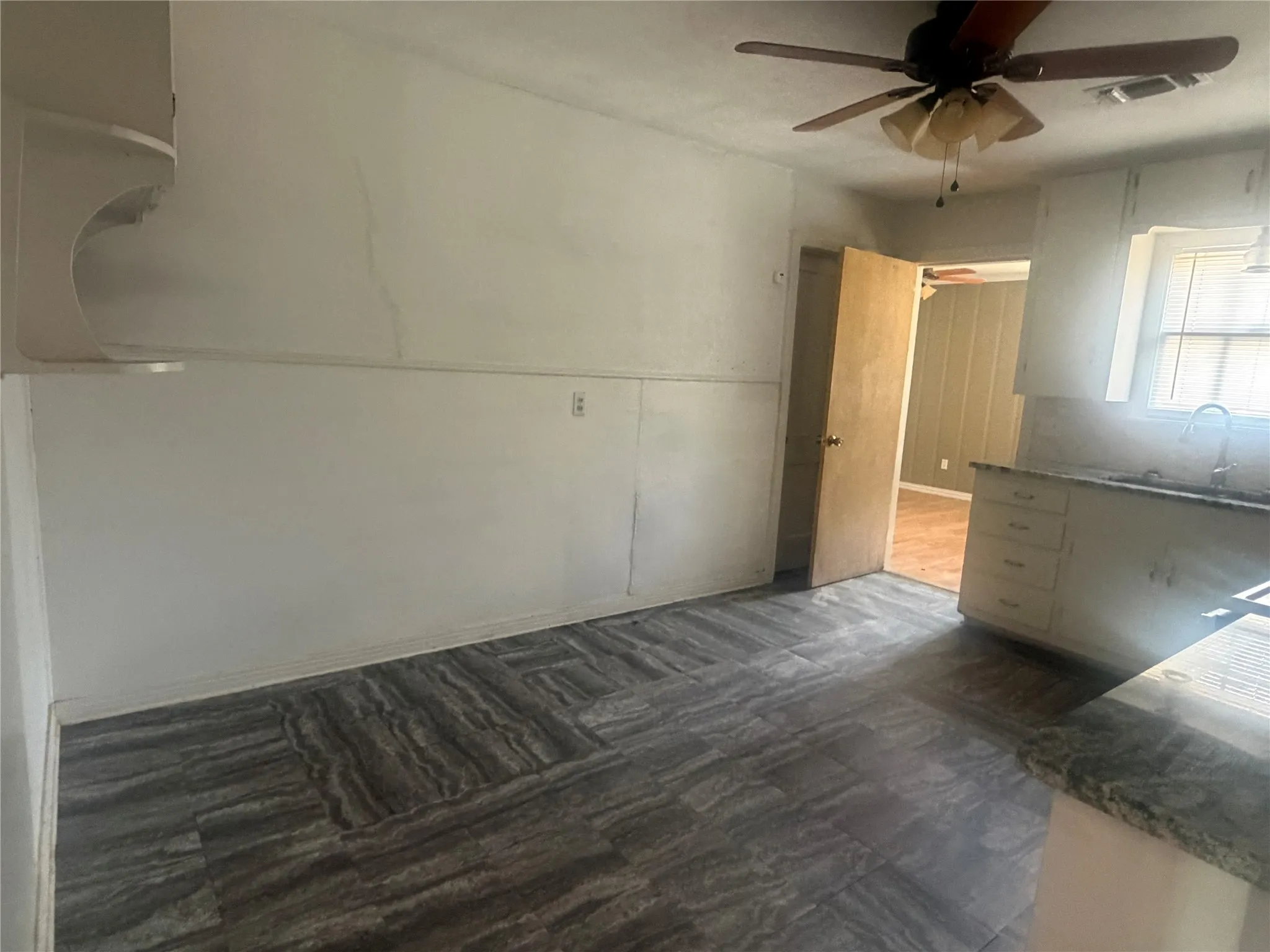 Single Family Residence For Sale in Taylor County , 917 S La Salle Drive, Abilene, Texas 79605, 3 Bedroom, 1 Bathroom, 1 Garage spaces, 1,076 Sqft, built in 1952, mls#21382610, Real Estate Agent in Abilene, Homes For Sale in Taylor county, Homes For Sale in Abilene, Realtor in Abilene Texas, Real Estate Brokerage Independent Realty Texas, Luminita Cordes Realtor