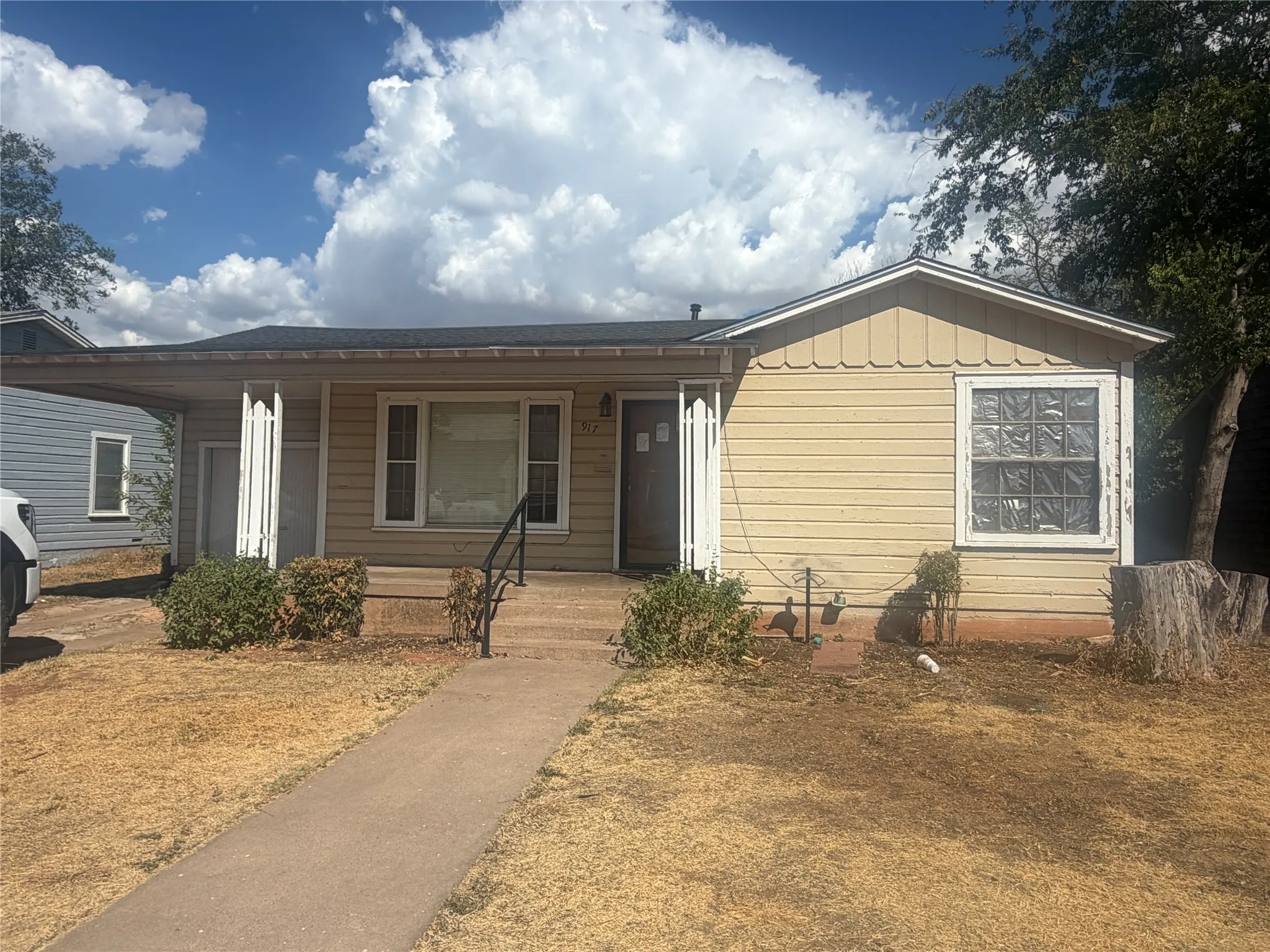 Single Family Residence For Sale in Taylor County , 917 S La Salle Drive, Abilene, Texas 79605, 3 Bedroom, 1 Bathroom, 1 Garage spaces, 1,076 Sqft, built in 1952, mls#21382610, Real Estate Agent in Abilene, Homes For Sale in Taylor county, Homes For Sale in Abilene, Realtor in Abilene Texas, Real Estate Brokerage Independent Realty Texas, Luminita Cordes Realtor