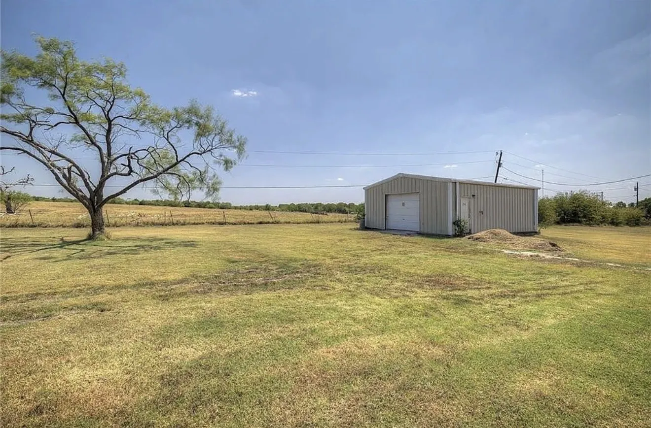 Single Family Residence For Sale in Kaufman County , 5812 Priscilla Lane, Kaufman, Texas 75142, 3 Bedroom, 2 Bathroom, 2 Garage spaces, 1,689 Sqft, built in 1988, mls#21382613, Real Estate Agent in Kaufman, Homes For Sale in Kaufman county, Homes For Sale in Kaufman, Realtor in Kaufman Texas, Real Estate Brokerage Independent Realty Texas, Luminita Cordes Realtor