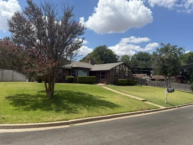 Single Family Residence For Sale in Mc Lennan County , 600 Mountain Lake Drive, Woodway, Texas 76712, 3 Bedroom, 2 Bathroom, 2 Garage spaces, 1,872 Sqft, built in 1964, mls#21382605, Real Estate Agent in Woodway, Homes For Sale in Mc Lennan county, Homes For Sale in Woodway, Realtor in Woodway Texas, Real Estate Brokerage Independent Realty Texas, Luminita Cordes Realtor