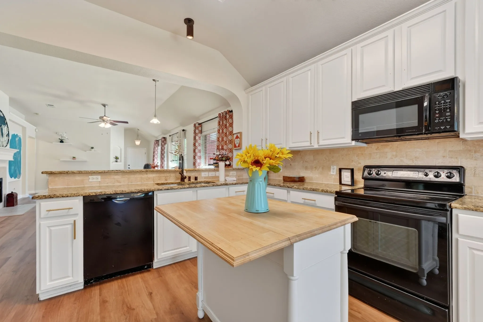 Single Family Residence For Sale in Denton County , 6105 Cheyenne Drive, The Colony, Texas 75056, 3 Bedroom, 2 Bathroom, 2 Garage spaces, 1,631 Sqft, built in 2002, mls#21382622, Real Estate Agent in The Colony, Homes For Sale in Denton county, Homes For Sale in The Colony, Realtor in The Colony Texas, Real Estate Brokerage Independent Realty Texas, Luminita Cordes Realtor