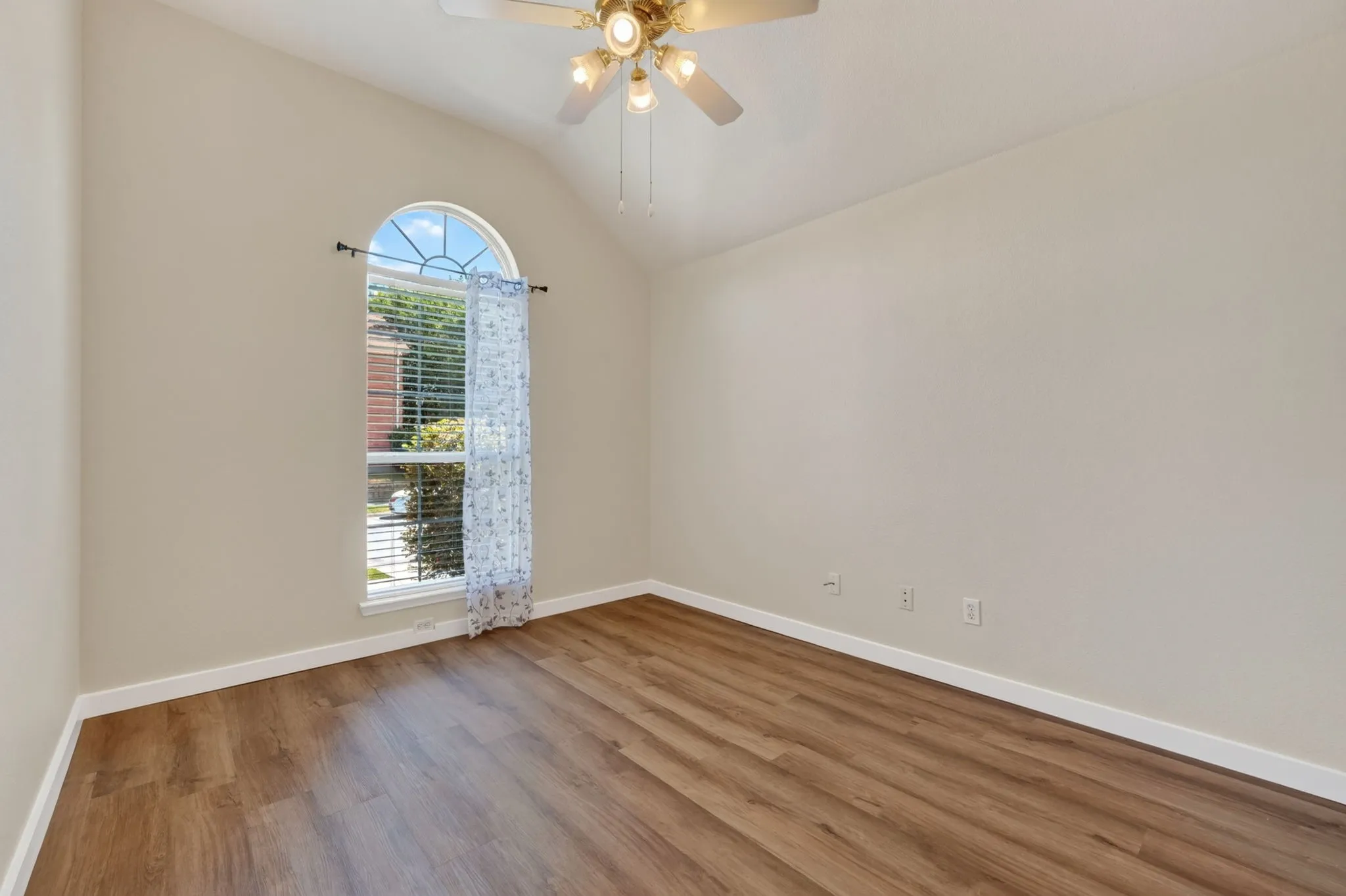Single Family Residence For Sale in Denton County , 6105 Cheyenne Drive, The Colony, Texas 75056, 3 Bedroom, 2 Bathroom, 2 Garage spaces, 1,631 Sqft, built in 2002, mls#21382622, Real Estate Agent in The Colony, Homes For Sale in Denton county, Homes For Sale in The Colony, Realtor in The Colony Texas, Real Estate Brokerage Independent Realty Texas, Luminita Cordes Realtor