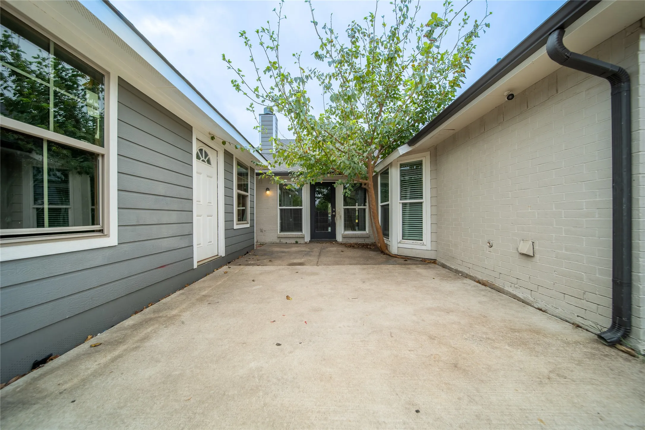 Single Family Residence For Sale in Dallas County , 4801 Freeport Drive, Garland, Texas 75043, 4 Bedroom, 2 Bathroom, 2 Garage spaces, 2,089 Sqft, built in 1983, mls#21382079, Real Estate Agent in Garland, Homes For Sale in Dallas county, Homes For Sale in Garland, Realtor in Garland Texas, Real Estate Brokerage Independent Realty Texas, Luminita Cordes Realtor