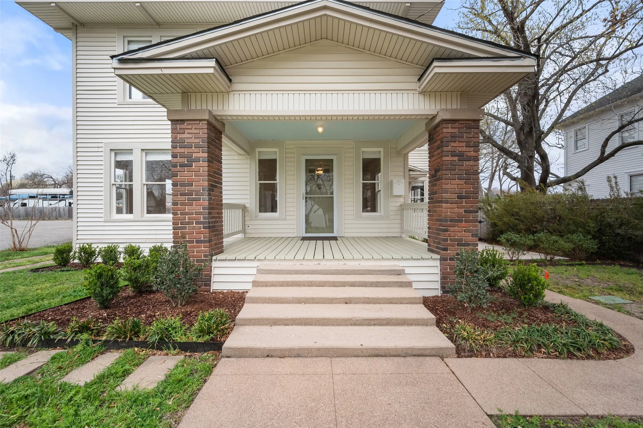 Single Family Residence For Rent in Navarro County , 1106 W 4th Avenue, Corsicana, Texas 75110, 4 Bedroom, 2 Bathroom, Garage spaces, 2,520 Sqft, built in 1923, mls#21382596, Real Estate Agent in Corsicana, Homes For Rent in Navarro county, Homes For Rent in Corsicana, Realtor in Corsicana Texas, Real Estate Brokerage Independent Realty Texas, Luminita Cordes Realtor
