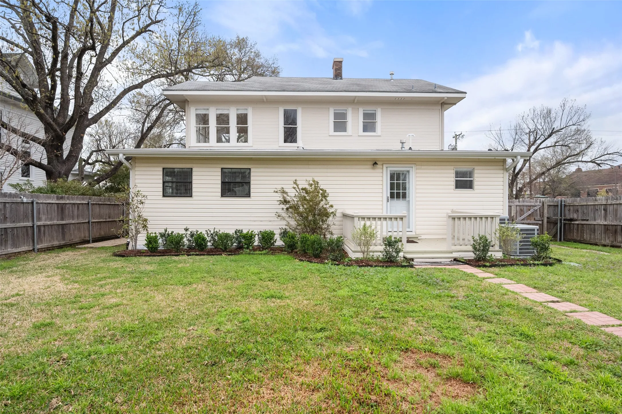 Single Family Residence For Rent in Navarro County , 1106 W 4th Avenue, Corsicana, Texas 75110, 4 Bedroom, 2 Bathroom, Garage spaces, 2,520 Sqft, built in 1923, mls#21382596, Real Estate Agent in Corsicana, Homes For Rent in Navarro county, Homes For Rent in Corsicana, Realtor in Corsicana Texas, Real Estate Brokerage Independent Realty Texas, Luminita Cordes Realtor