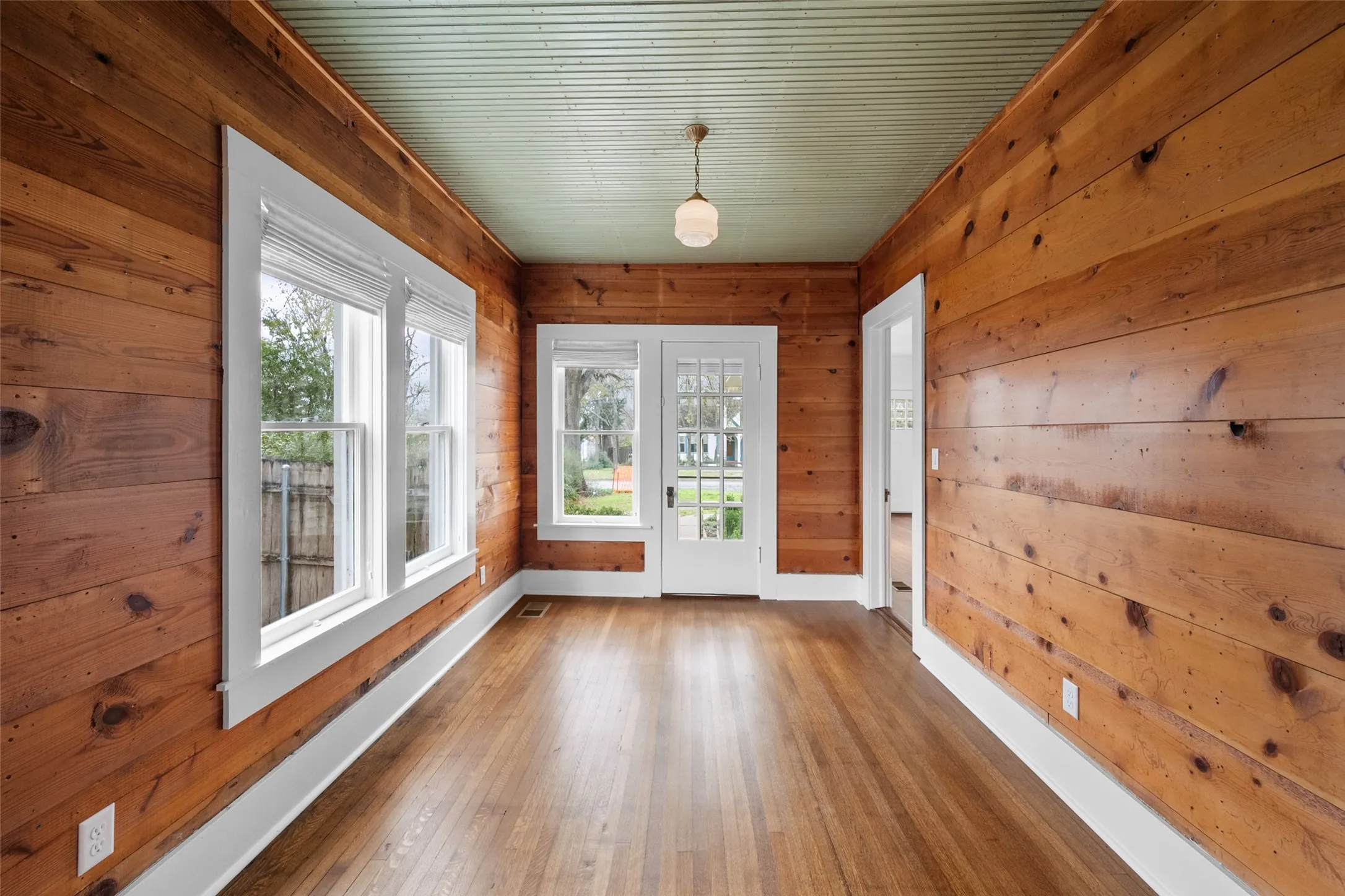 Single Family Residence For Rent in Navarro County , 1106 W 4th Avenue, Corsicana, Texas 75110, 4 Bedroom, 2 Bathroom, Garage spaces, 2,520 Sqft, built in 1923, mls#21382596, Real Estate Agent in Corsicana, Homes For Rent in Navarro county, Homes For Rent in Corsicana, Realtor in Corsicana Texas, Real Estate Brokerage Independent Realty Texas, Luminita Cordes Realtor