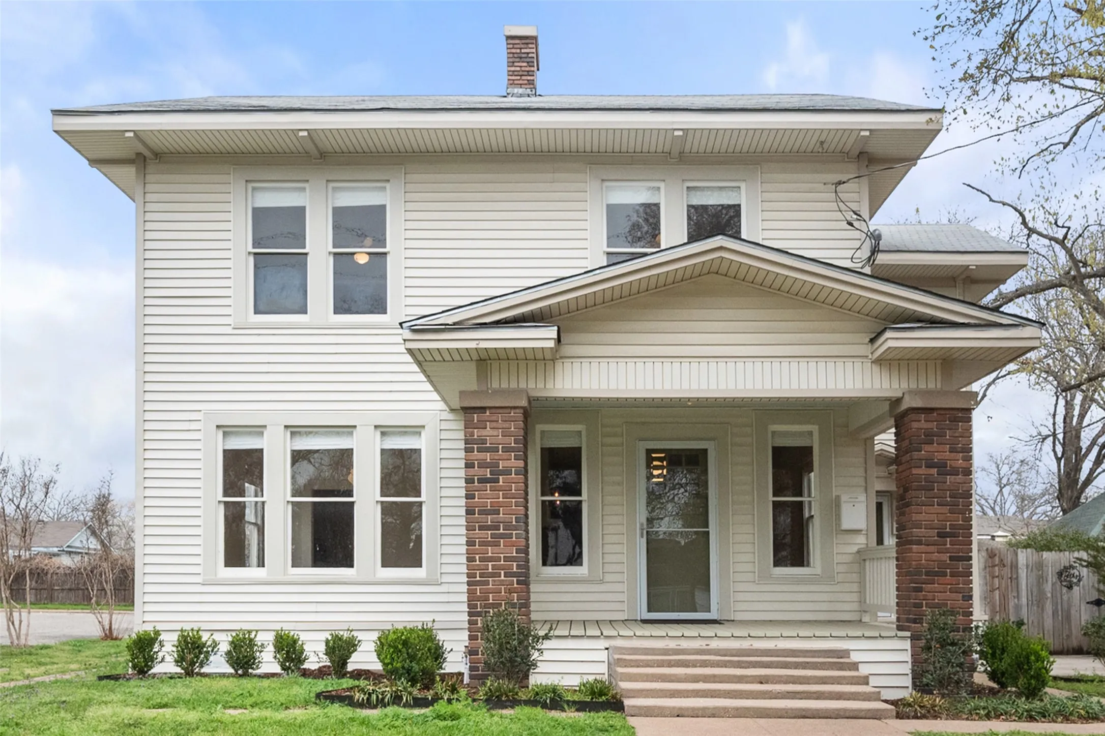 Single Family Residence For Rent in Navarro County , 1106 W 4th Avenue, Corsicana, Texas 75110, 4 Bedroom, 2 Bathroom, Garage spaces, 2,520 Sqft, built in 1923, mls#21382596, Real Estate Agent in Corsicana, Homes For Rent in Navarro county, Homes For Rent in Corsicana, Realtor in Corsicana Texas, Real Estate Brokerage Independent Realty Texas, Luminita Cordes Realtor