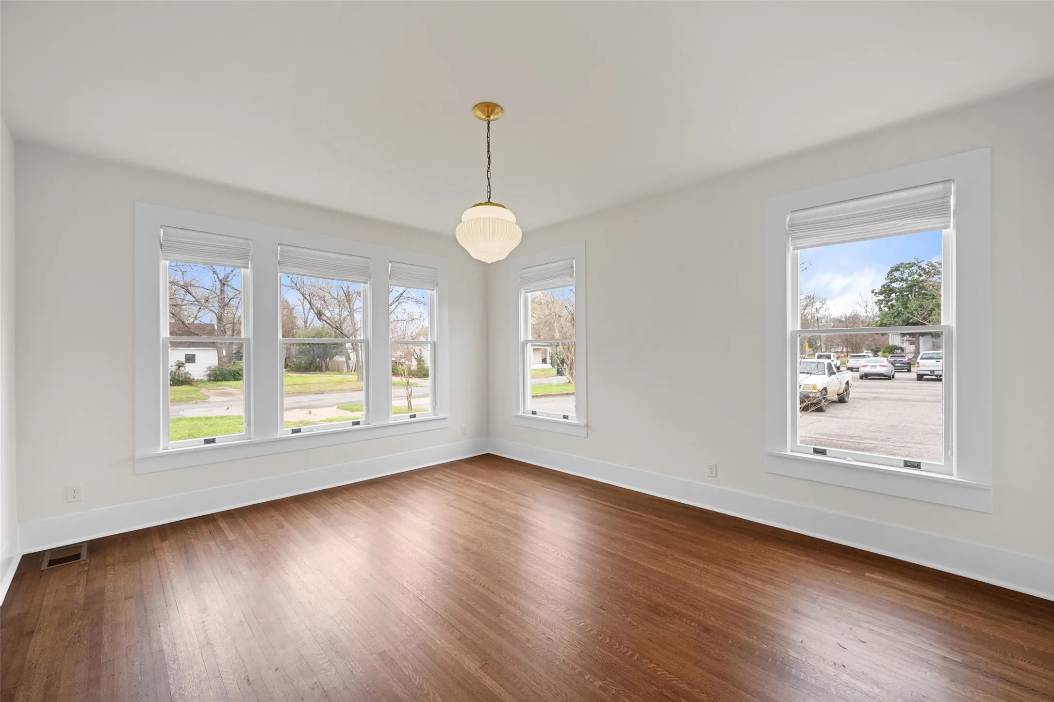 Single Family Residence For Rent in Navarro County , 1106 W 4th Avenue, Corsicana, Texas 75110, 4 Bedroom, 2 Bathroom, Garage spaces, 2,520 Sqft, built in 1923, mls#21382596, Real Estate Agent in Corsicana, Homes For Rent in Navarro county, Homes For Rent in Corsicana, Realtor in Corsicana Texas, Real Estate Brokerage Independent Realty Texas, Luminita Cordes Realtor