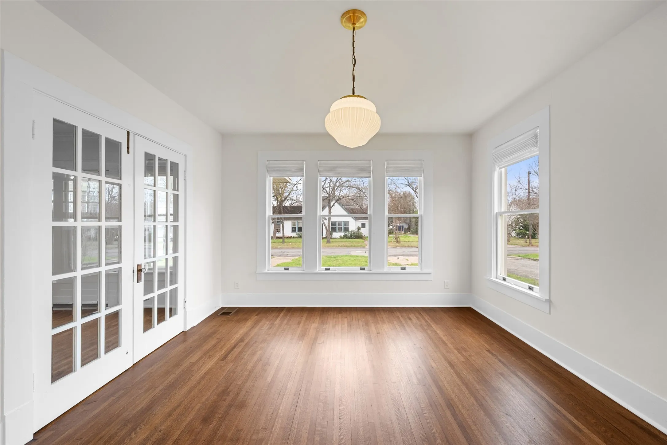 Single Family Residence For Rent in Navarro County , 1106 W 4th Avenue, Corsicana, Texas 75110, 4 Bedroom, 2 Bathroom, Garage spaces, 2,520 Sqft, built in 1923, mls#21382596, Real Estate Agent in Corsicana, Homes For Rent in Navarro county, Homes For Rent in Corsicana, Realtor in Corsicana Texas, Real Estate Brokerage Independent Realty Texas, Luminita Cordes Realtor