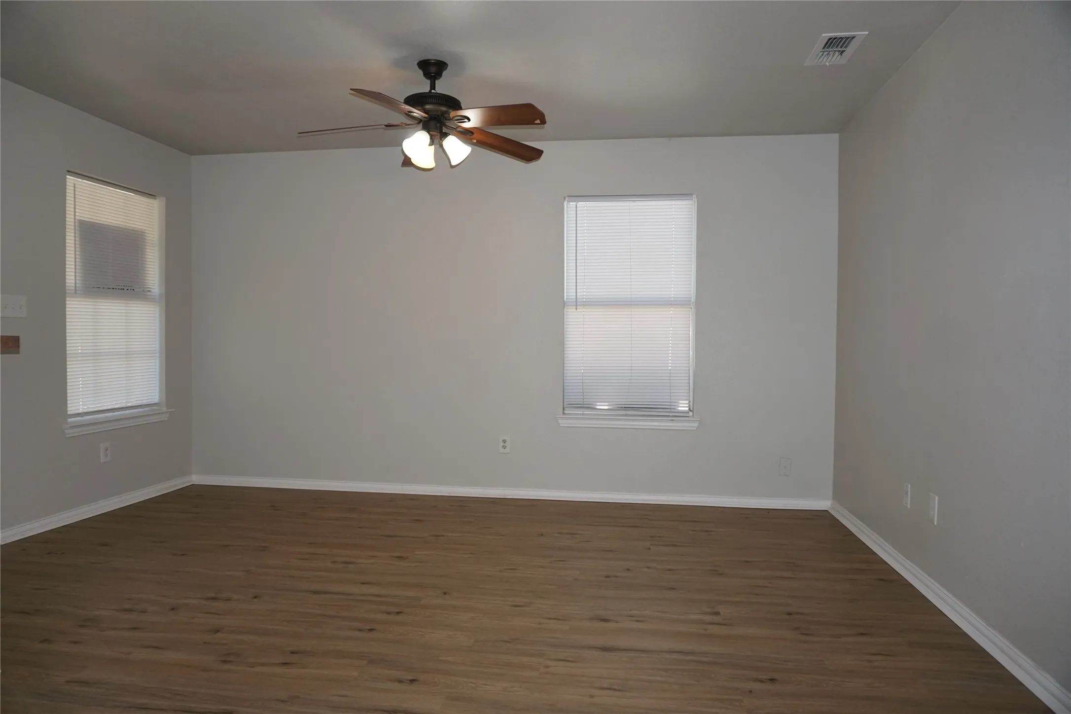 Duplex For Rent in Tarrant County , 5105 Flamingo Road 5105, Fort Worth, Texas 76119, 3 Bedroom, 2 Bathroom, Garage spaces, 1,090 Sqft, built in 2008, mls#21382632, Real Estate Agent in Fort Worth, Homes For Rent in Tarrant county, Homes For Rent in Fort Worth, Realtor in Fort Worth Texas, Real Estate Brokerage Independent Realty Texas, Luminita Cordes Realtor