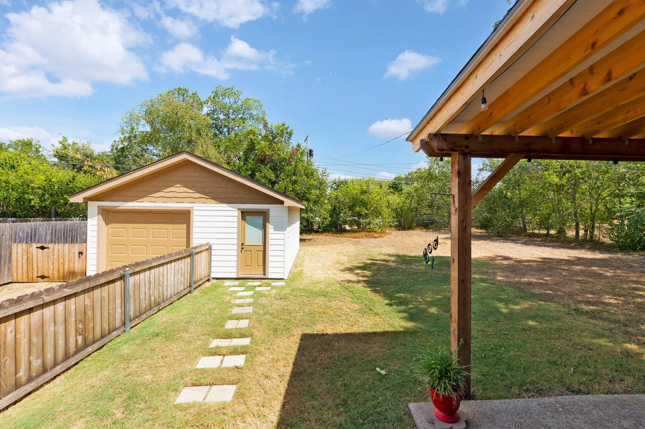 Single Family Residence For Sale in Mc Lennan County , 801 N 44th Street, Waco, Texas 76710, 3 Bedroom, 1 Bathroom, 1 Garage spaces, 1,146 Sqft, built in 1952, mls#21382615, Real Estate Agent in Waco, Homes For Sale in Mc Lennan county, Homes For Sale in Waco, Realtor in Waco Texas, Real Estate Brokerage Independent Realty Texas, Luminita Cordes Realtor