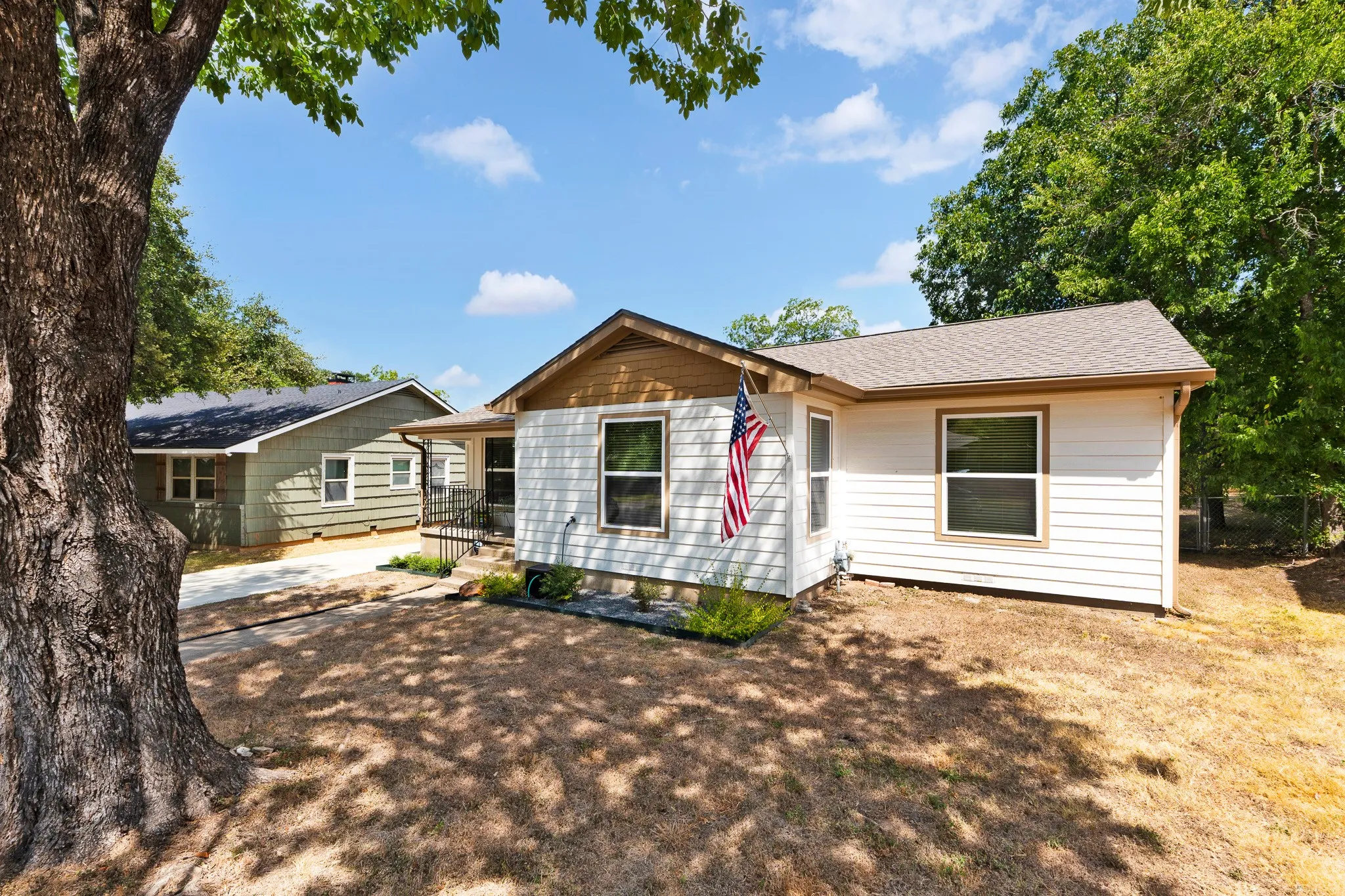 Single Family Residence For Sale in Mc Lennan County , 801 N 44th Street, Waco, Texas 76710, 3 Bedroom, 1 Bathroom, 1 Garage spaces, 1,146 Sqft, built in 1952, mls#21382615, Real Estate Agent in Waco, Homes For Sale in Mc Lennan county, Homes For Sale in Waco, Realtor in Waco Texas, Real Estate Brokerage Independent Realty Texas, Luminita Cordes Realtor