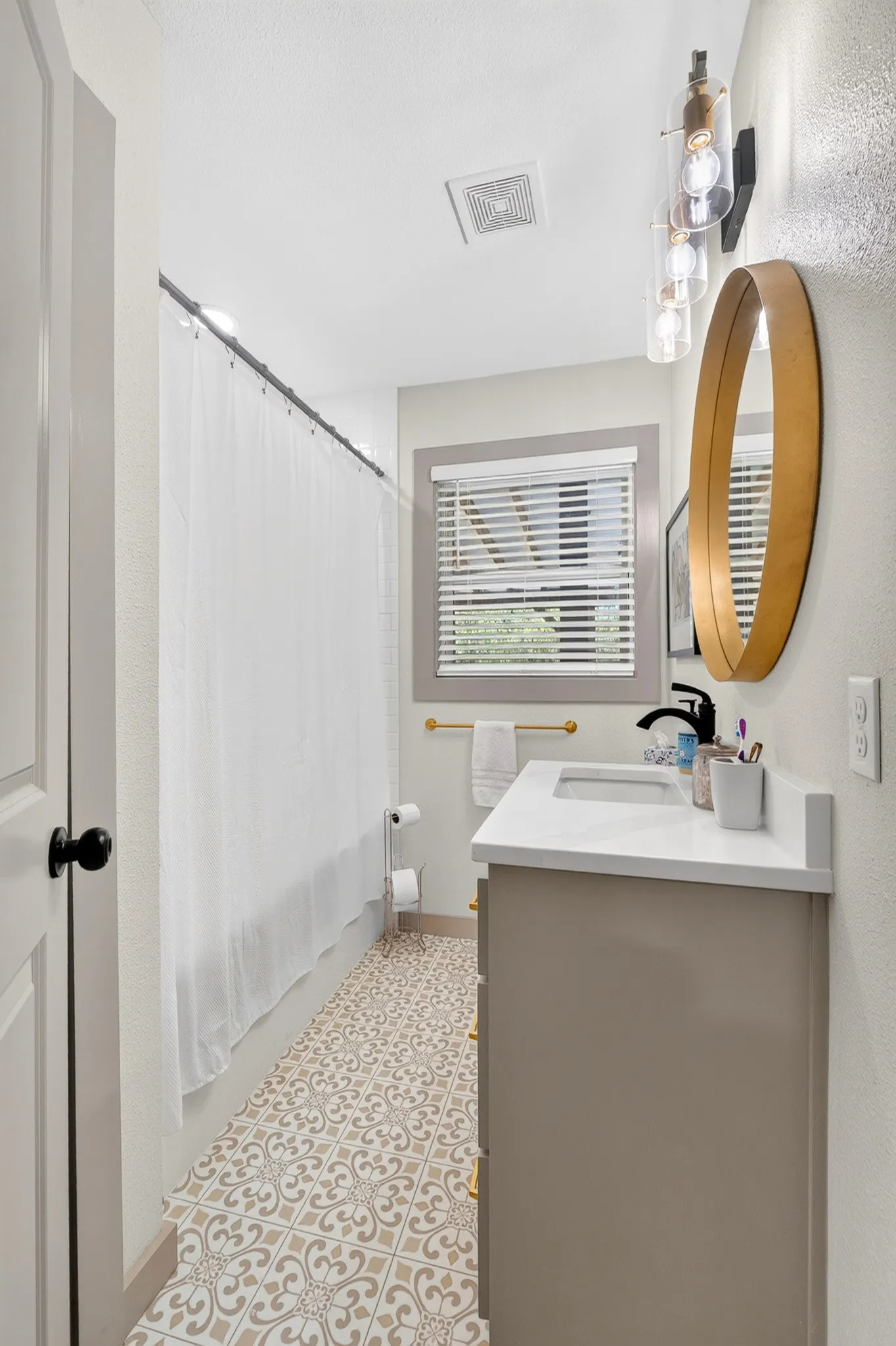 Single Family Residence For Sale in Mc Lennan County , 801 N 44th Street, Waco, Texas 76710, 3 Bedroom, 1 Bathroom, 1 Garage spaces, 1,146 Sqft, built in 1952, mls#21382615, Real Estate Agent in Waco, Homes For Sale in Mc Lennan county, Homes For Sale in Waco, Realtor in Waco Texas, Real Estate Brokerage Independent Realty Texas, Luminita Cordes Realtor