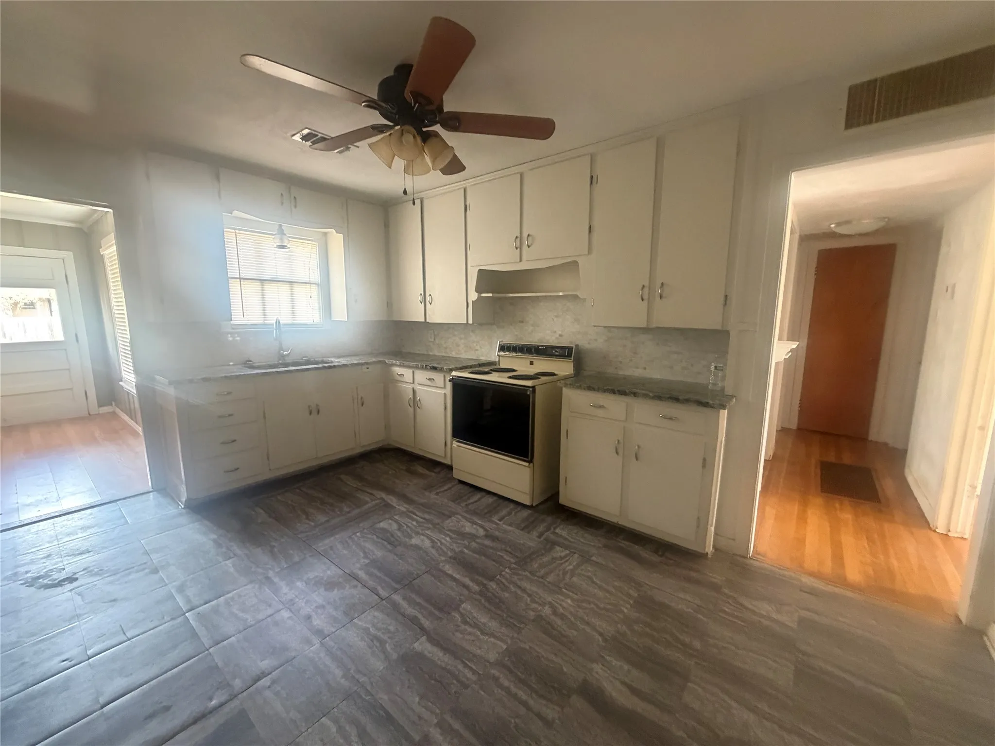 Single Family Residence For Rent in Taylor County , 917 S La Salle Drive, Abilene, Texas 79605, 3 Bedroom, 1 Bathroom, 1 Garage spaces, 1,076 Sqft, built in 1952, mls#21382640, Real Estate Agent in Abilene, Homes For Rent in Taylor county, Homes For Rent in Abilene, Realtor in Abilene Texas, Real Estate Brokerage Independent Realty Texas, Luminita Cordes Realtor
