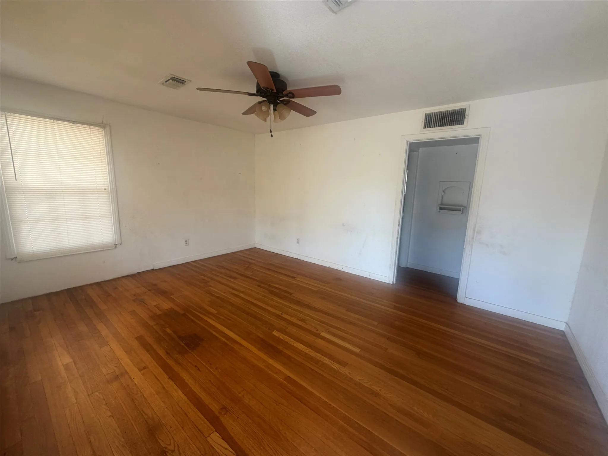 Single Family Residence For Rent in Taylor County , 917 S La Salle Drive, Abilene, Texas 79605, 3 Bedroom, 1 Bathroom, 1 Garage spaces, 1,076 Sqft, built in 1952, mls#21382640, Real Estate Agent in Abilene, Homes For Rent in Taylor county, Homes For Rent in Abilene, Realtor in Abilene Texas, Real Estate Brokerage Independent Realty Texas, Luminita Cordes Realtor