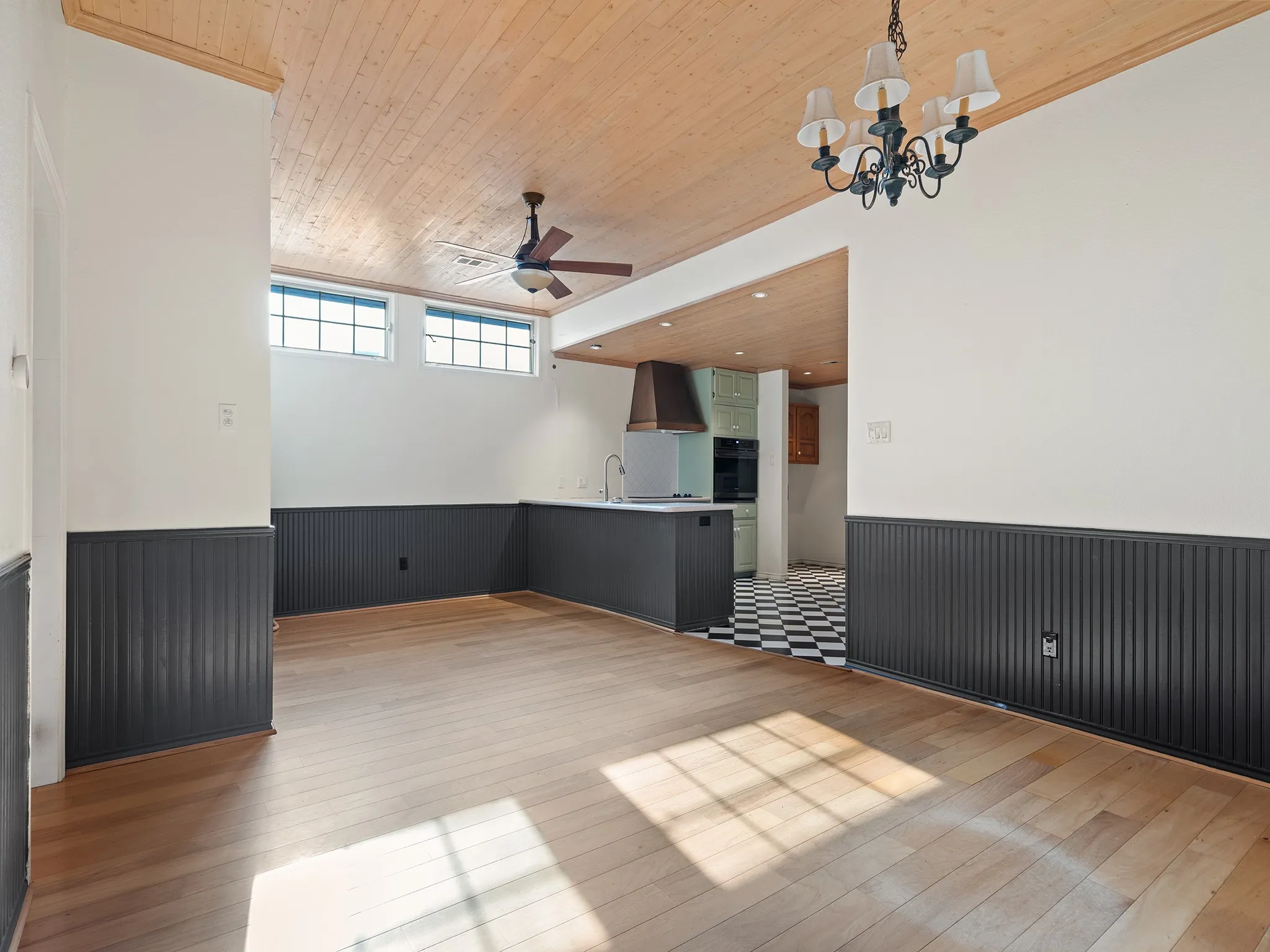 Single Family Residence For Rent in Hunt County , 3113 Canton Street, Greenville, Texas 75402, 3 Bedroom, 2 Bathroom, 2 Garage spaces, 1,692 Sqft, built in 1993, mls#21382641, Real Estate Agent in Greenville, Homes For Rent in Hunt county, Homes For Rent in Greenville, Realtor in Greenville Texas, Real Estate Brokerage Independent Realty Texas, Luminita Cordes Realtor
