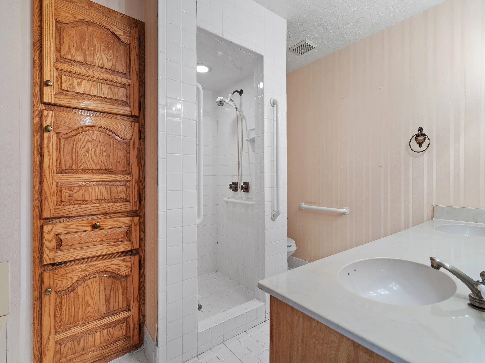 Single Family Residence For Rent in Hunt County , 3113 Canton Street, Greenville, Texas 75402, 3 Bedroom, 2 Bathroom, 2 Garage spaces, 1,692 Sqft, built in 1993, mls#21382641, Real Estate Agent in Greenville, Homes For Rent in Hunt county, Homes For Rent in Greenville, Realtor in Greenville Texas, Real Estate Brokerage Independent Realty Texas, Luminita Cordes Realtor