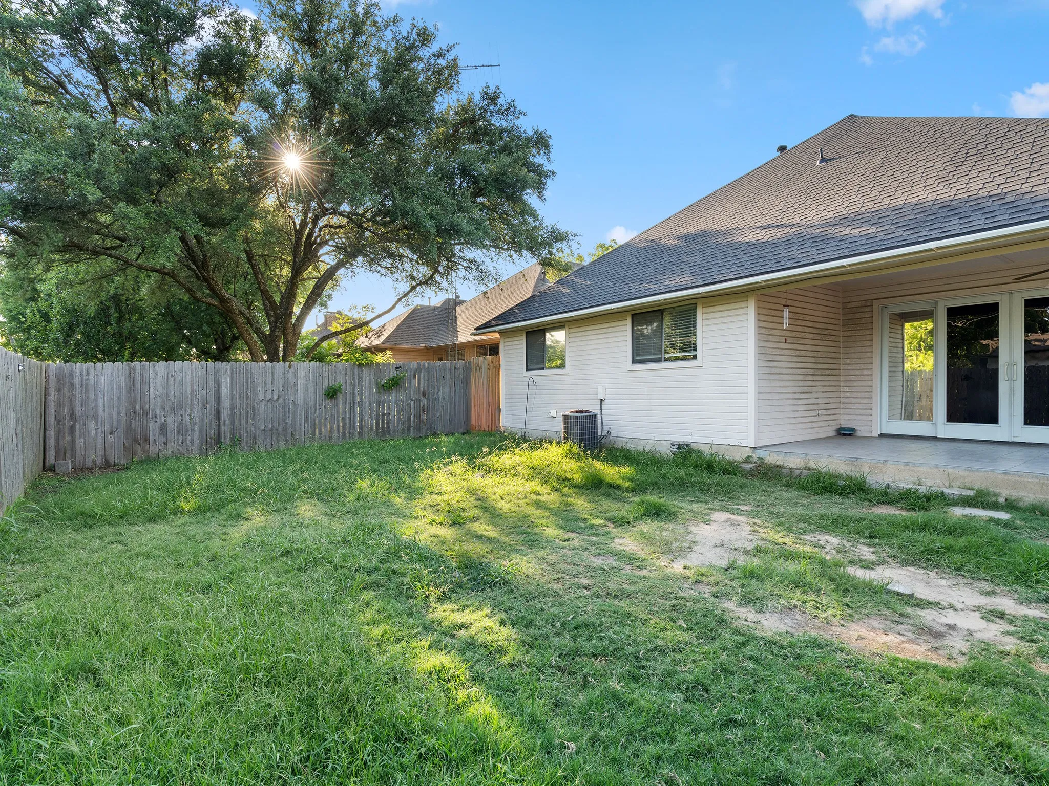 Single Family Residence For Rent in Hunt County , 3113 Canton Street, Greenville, Texas 75402, 3 Bedroom, 2 Bathroom, 2 Garage spaces, 1,692 Sqft, built in 1993, mls#21382641, Real Estate Agent in Greenville, Homes For Rent in Hunt county, Homes For Rent in Greenville, Realtor in Greenville Texas, Real Estate Brokerage Independent Realty Texas, Luminita Cordes Realtor