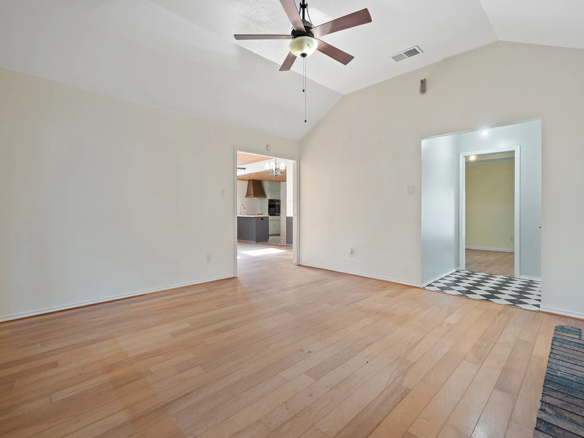 Single Family Residence For Rent in Hunt County , 3113 Canton Street, Greenville, Texas 75402, 3 Bedroom, 2 Bathroom, 2 Garage spaces, 1,692 Sqft, built in 1993, mls#21382641, Real Estate Agent in Greenville, Homes For Rent in Hunt county, Homes For Rent in Greenville, Realtor in Greenville Texas, Real Estate Brokerage Independent Realty Texas, Luminita Cordes Realtor