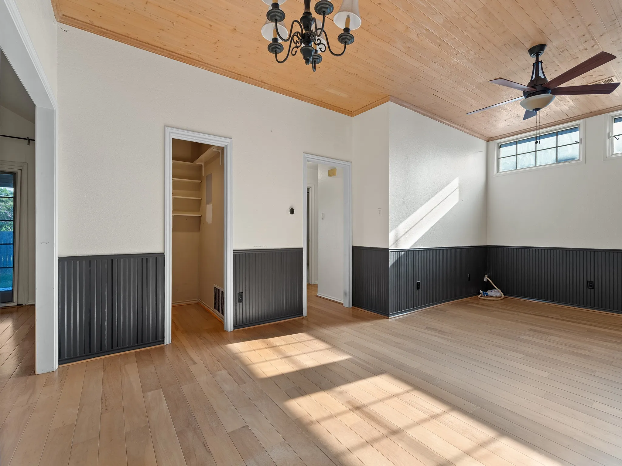 Single Family Residence For Rent in Hunt County , 3113 Canton Street, Greenville, Texas 75402, 3 Bedroom, 2 Bathroom, 2 Garage spaces, 1,692 Sqft, built in 1993, mls#21382641, Real Estate Agent in Greenville, Homes For Rent in Hunt county, Homes For Rent in Greenville, Realtor in Greenville Texas, Real Estate Brokerage Independent Realty Texas, Luminita Cordes Realtor