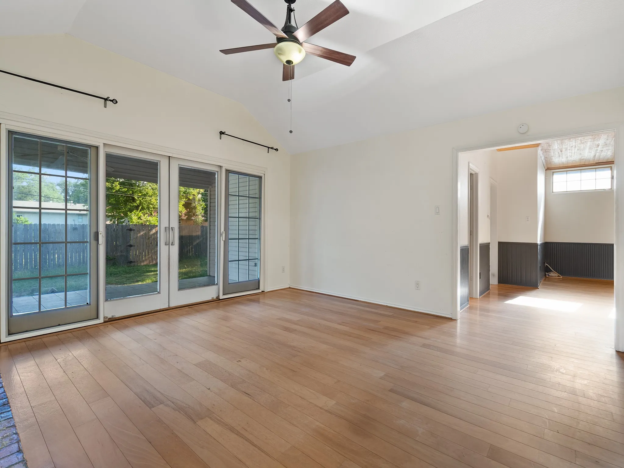 Single Family Residence For Rent in Hunt County , 3113 Canton Street, Greenville, Texas 75402, 3 Bedroom, 2 Bathroom, 2 Garage spaces, 1,692 Sqft, built in 1993, mls#21382641, Real Estate Agent in Greenville, Homes For Rent in Hunt county, Homes For Rent in Greenville, Realtor in Greenville Texas, Real Estate Brokerage Independent Realty Texas, Luminita Cordes Realtor