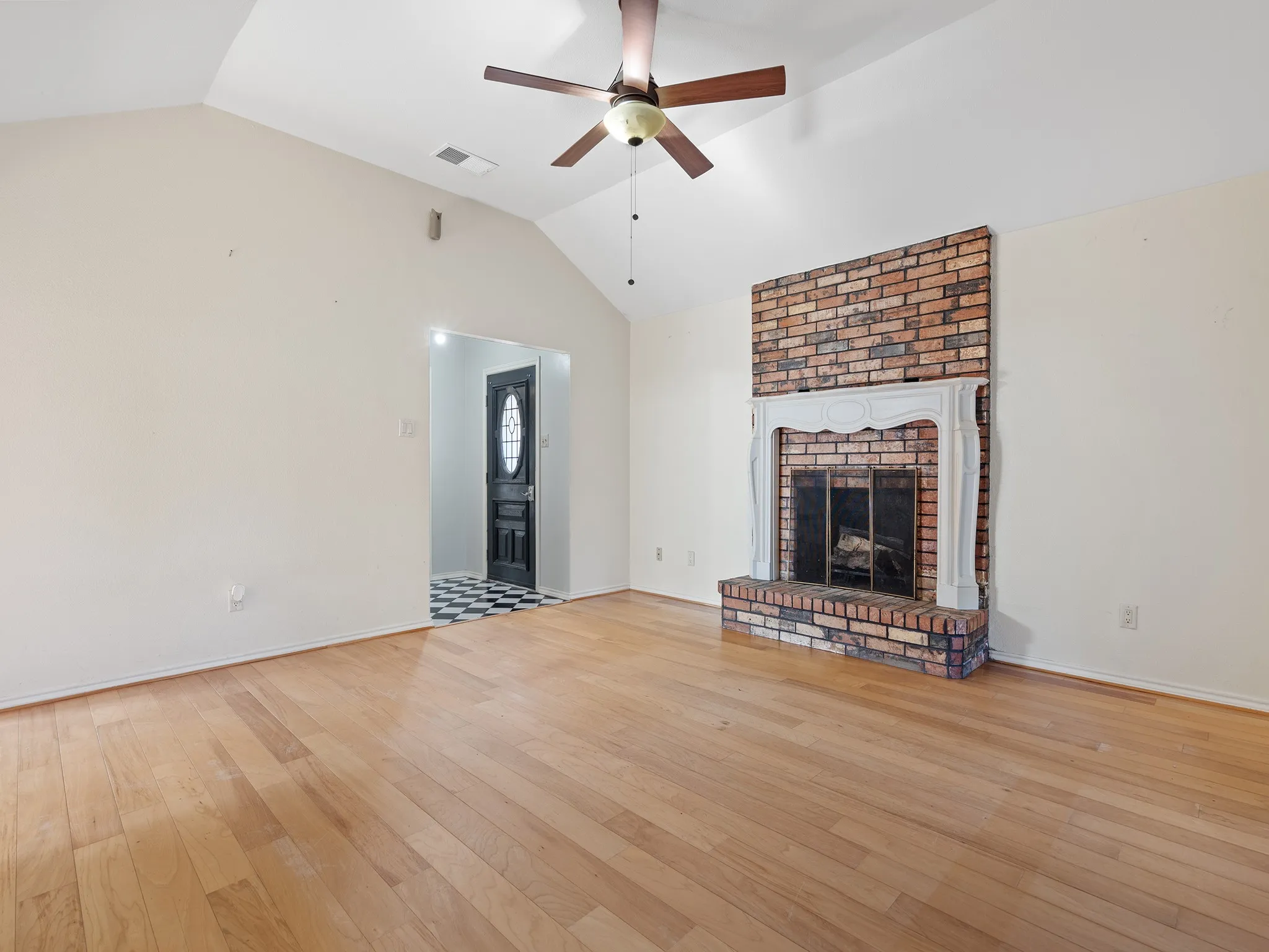 Single Family Residence For Rent in Hunt County , 3113 Canton Street, Greenville, Texas 75402, 3 Bedroom, 2 Bathroom, 2 Garage spaces, 1,692 Sqft, built in 1993, mls#21382641, Real Estate Agent in Greenville, Homes For Rent in Hunt county, Homes For Rent in Greenville, Realtor in Greenville Texas, Real Estate Brokerage Independent Realty Texas, Luminita Cordes Realtor