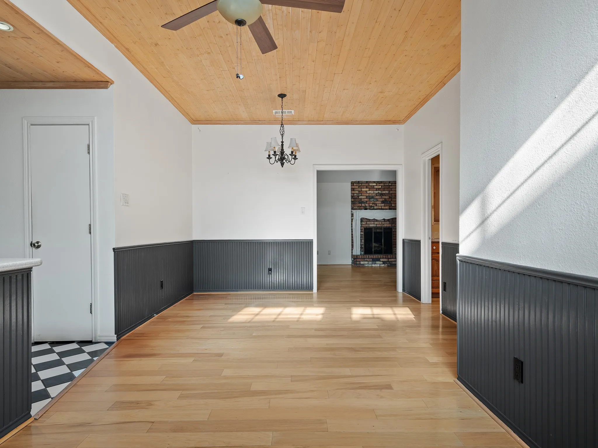 Single Family Residence For Rent in Hunt County , 3113 Canton Street, Greenville, Texas 75402, 3 Bedroom, 2 Bathroom, 2 Garage spaces, 1,692 Sqft, built in 1993, mls#21382641, Real Estate Agent in Greenville, Homes For Rent in Hunt county, Homes For Rent in Greenville, Realtor in Greenville Texas, Real Estate Brokerage Independent Realty Texas, Luminita Cordes Realtor