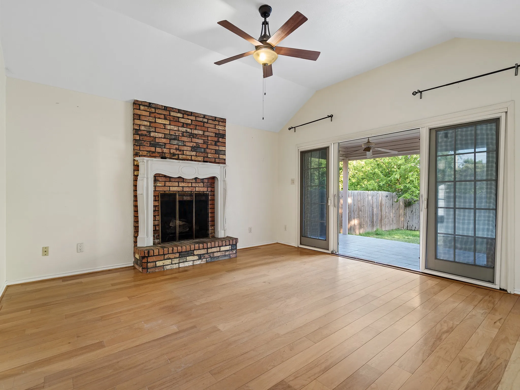 Single Family Residence For Rent in Hunt County , 3113 Canton Street, Greenville, Texas 75402, 3 Bedroom, 2 Bathroom, 2 Garage spaces, 1,692 Sqft, built in 1993, mls#21382641, Real Estate Agent in Greenville, Homes For Rent in Hunt county, Homes For Rent in Greenville, Realtor in Greenville Texas, Real Estate Brokerage Independent Realty Texas, Luminita Cordes Realtor