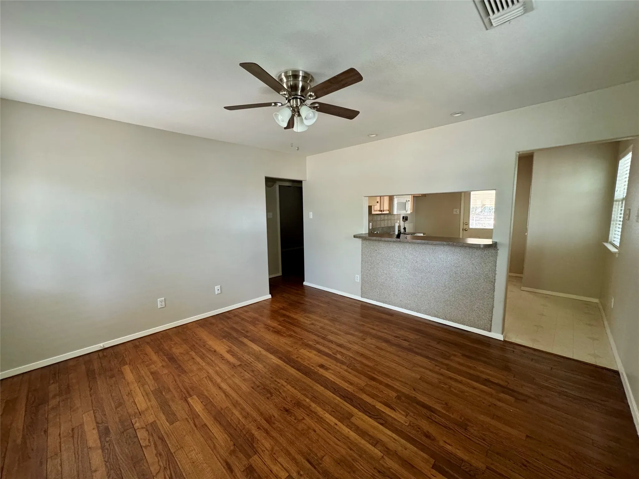 Single Family Residence For Sale in Tarrant County , 1013 Wilshire Boulevard, Arlington, Texas 76012, 2 Bedroom, 1 Bathroom, Garage spaces, 624 Sqft, built in 1955, mls#21376103, Real Estate Agent in Arlington, Homes For Sale in Tarrant county, Homes For Sale in Arlington, Realtor in Arlington Texas, Real Estate Brokerage Independent Realty Texas, Luminita Cordes Realtor