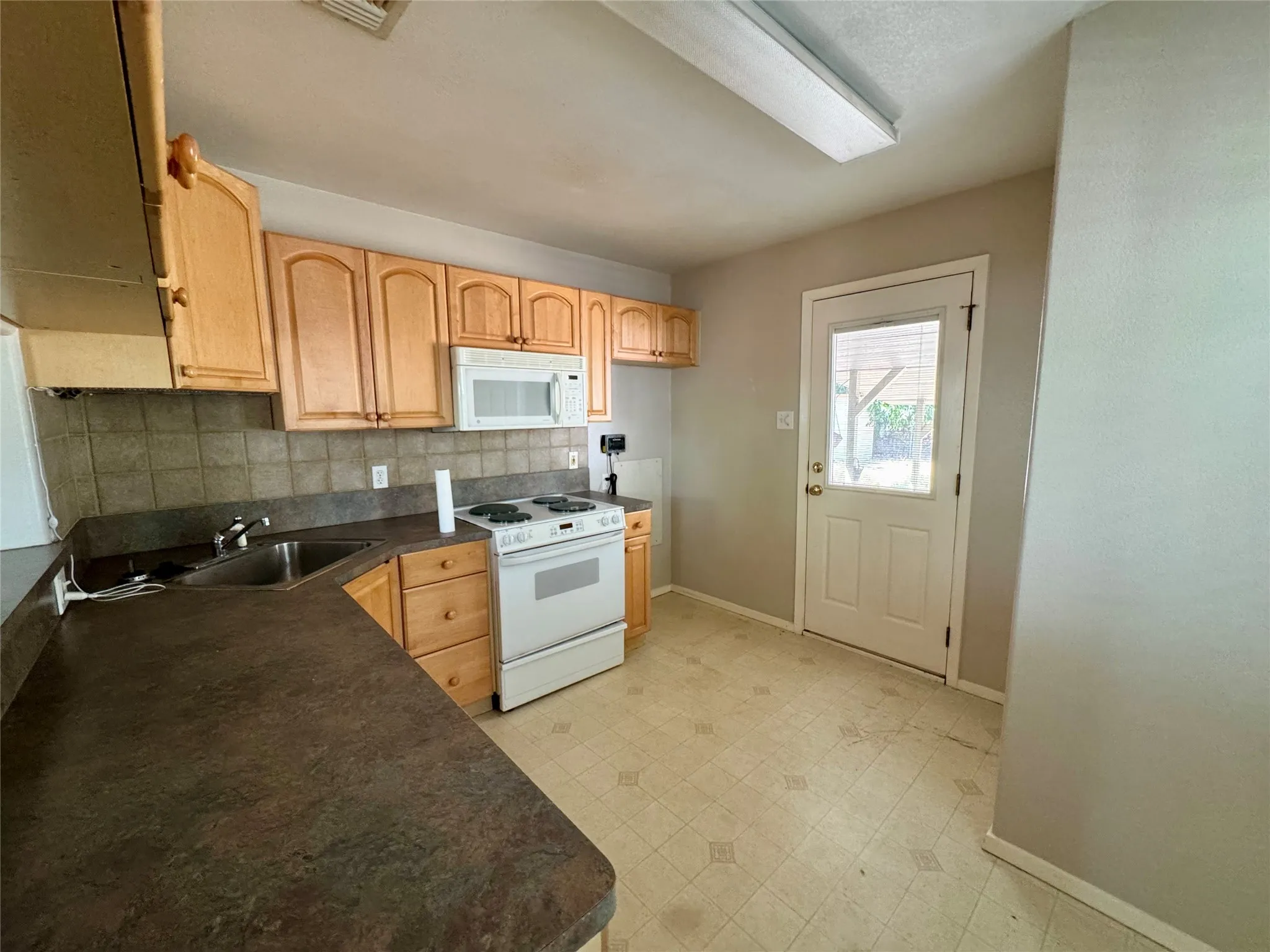Single Family Residence For Sale in Tarrant County , 1013 Wilshire Boulevard, Arlington, Texas 76012, 2 Bedroom, 1 Bathroom, Garage spaces, 624 Sqft, built in 1955, mls#21376103, Real Estate Agent in Arlington, Homes For Sale in Tarrant county, Homes For Sale in Arlington, Realtor in Arlington Texas, Real Estate Brokerage Independent Realty Texas, Luminita Cordes Realtor