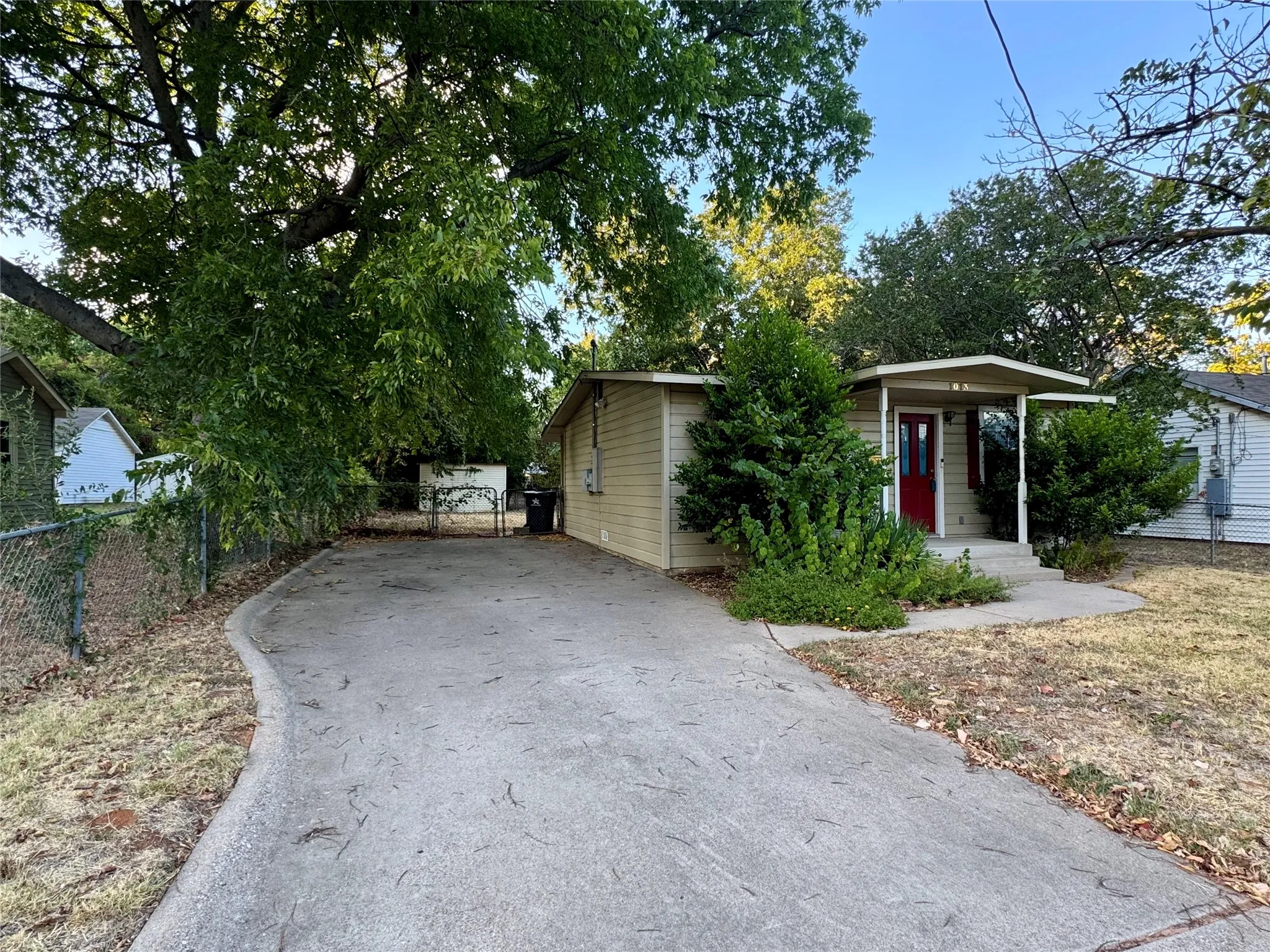 Single Family Residence For Sale in Tarrant County , 1013 Wilshire Boulevard, Arlington, Texas 76012, 2 Bedroom, 1 Bathroom, Garage spaces, 624 Sqft, built in 1955, mls#21376103, Real Estate Agent in Arlington, Homes For Sale in Tarrant county, Homes For Sale in Arlington, Realtor in Arlington Texas, Real Estate Brokerage Independent Realty Texas, Luminita Cordes Realtor