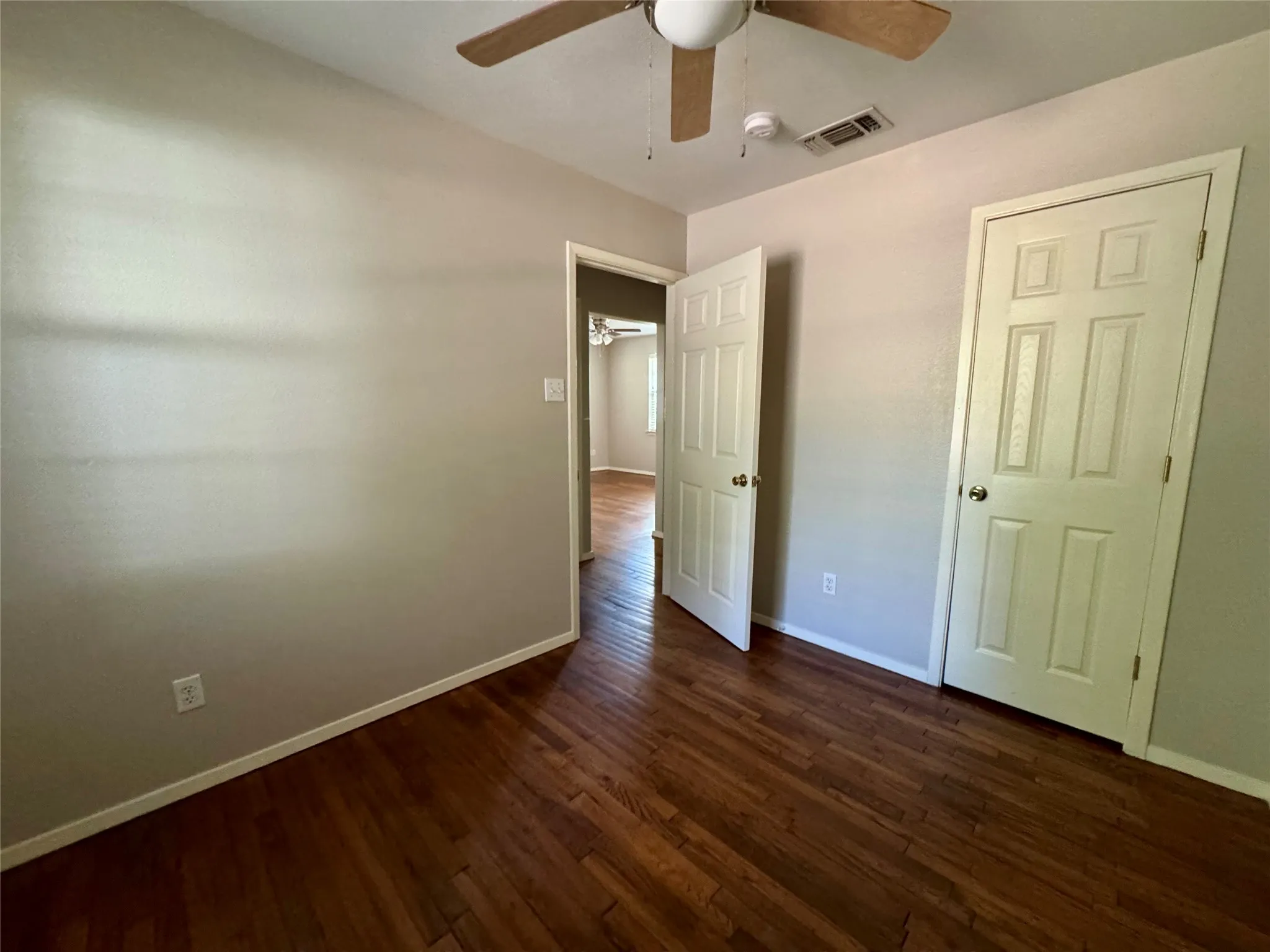 Single Family Residence For Sale in Tarrant County , 1013 Wilshire Boulevard, Arlington, Texas 76012, 2 Bedroom, 1 Bathroom, Garage spaces, 624 Sqft, built in 1955, mls#21376103, Real Estate Agent in Arlington, Homes For Sale in Tarrant county, Homes For Sale in Arlington, Realtor in Arlington Texas, Real Estate Brokerage Independent Realty Texas, Luminita Cordes Realtor