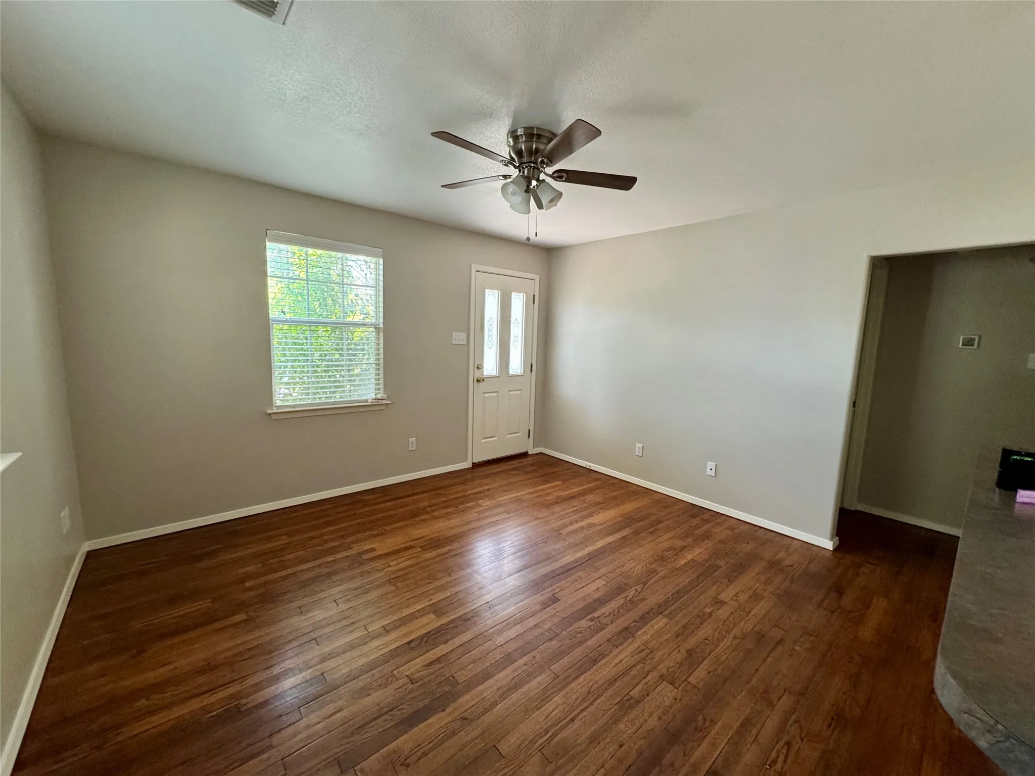 Single Family Residence For Sale in Tarrant County , 1013 Wilshire Boulevard, Arlington, Texas 76012, 2 Bedroom, 1 Bathroom, Garage spaces, 624 Sqft, built in 1955, mls#21376103, Real Estate Agent in Arlington, Homes For Sale in Tarrant county, Homes For Sale in Arlington, Realtor in Arlington Texas, Real Estate Brokerage Independent Realty Texas, Luminita Cordes Realtor