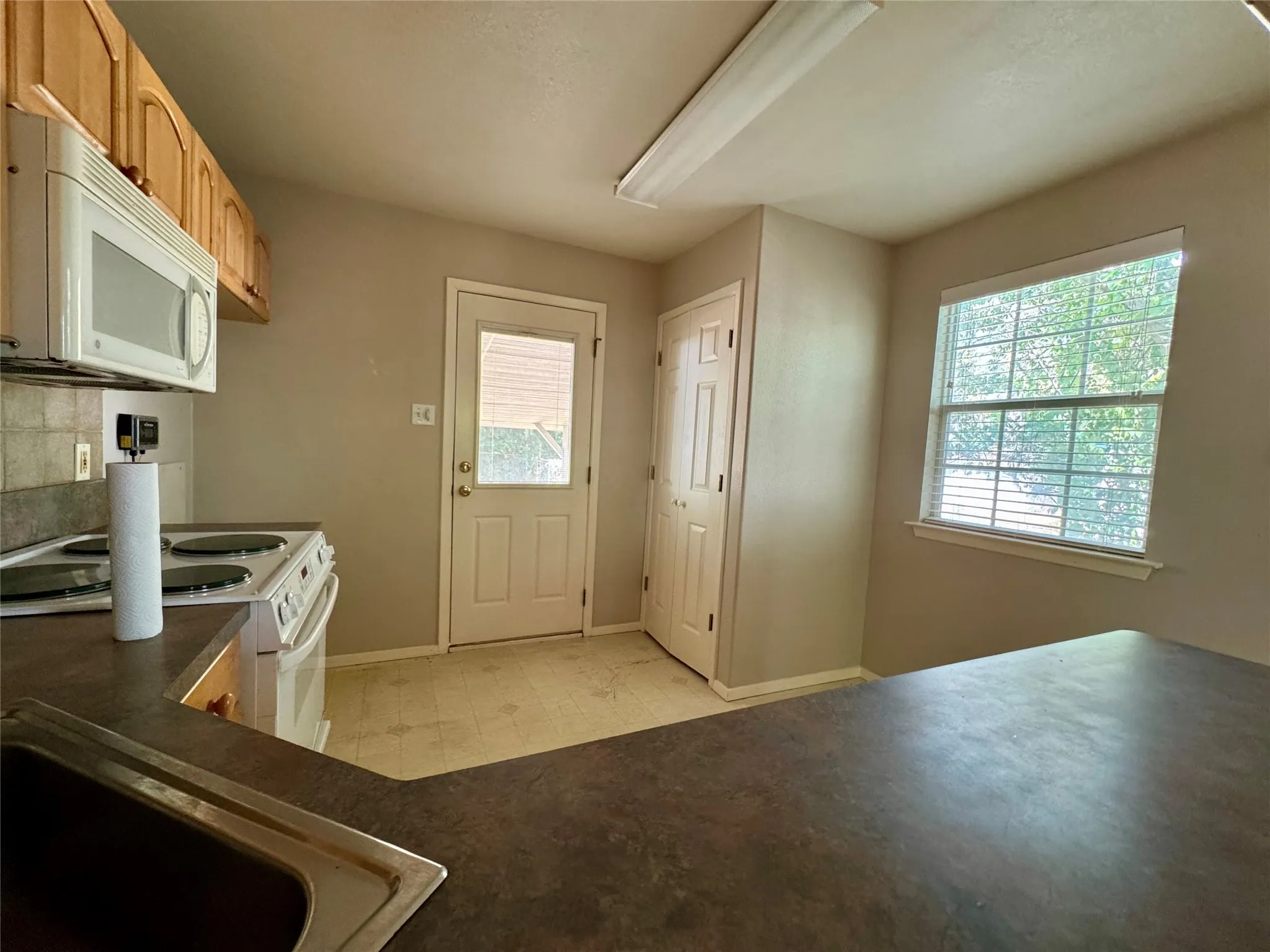 Single Family Residence For Sale in Tarrant County , 1013 Wilshire Boulevard, Arlington, Texas 76012, 2 Bedroom, 1 Bathroom, Garage spaces, 624 Sqft, built in 1955, mls#21376103, Real Estate Agent in Arlington, Homes For Sale in Tarrant county, Homes For Sale in Arlington, Realtor in Arlington Texas, Real Estate Brokerage Independent Realty Texas, Luminita Cordes Realtor