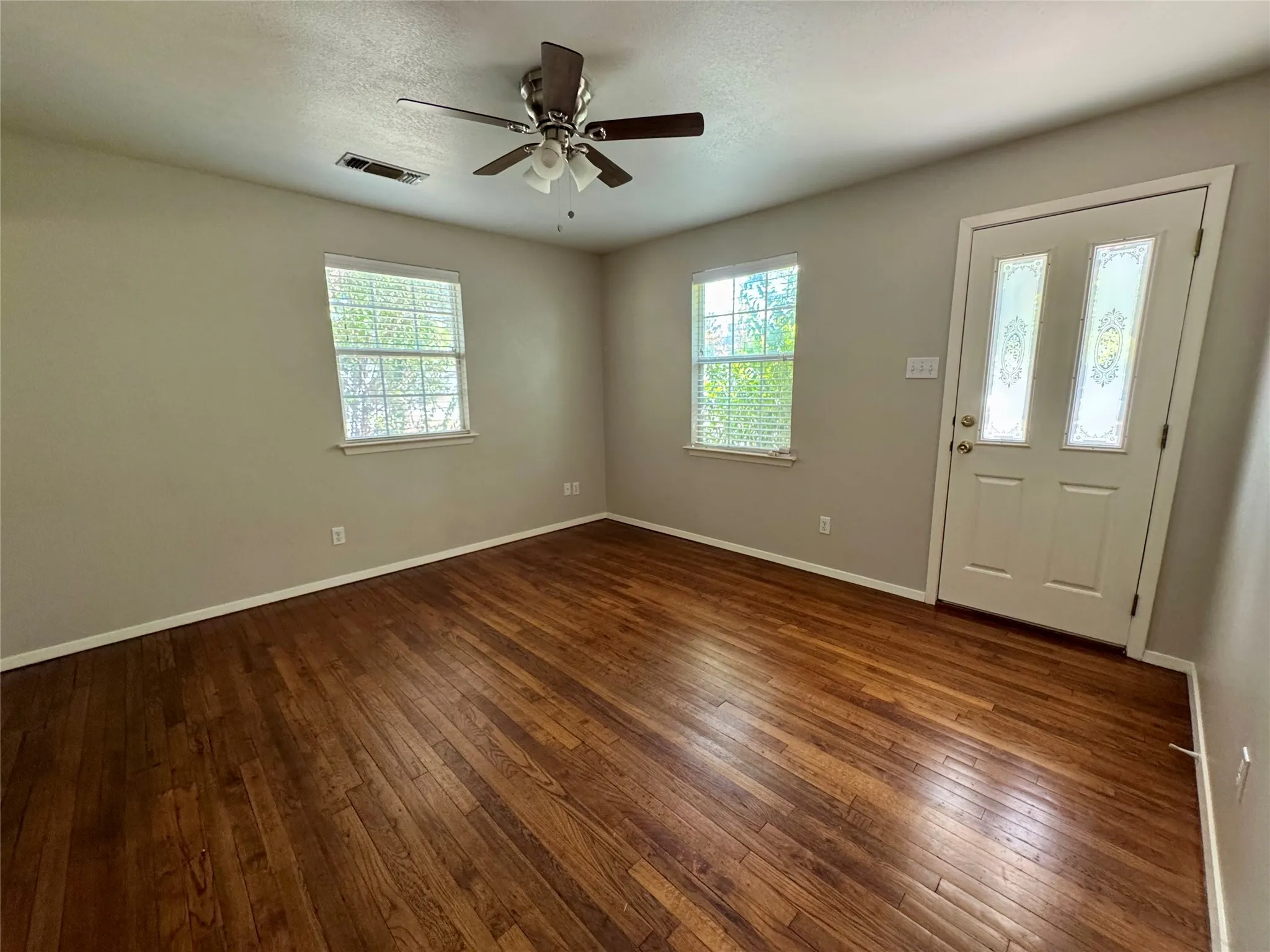 Single Family Residence For Sale in Tarrant County , 1013 Wilshire Boulevard, Arlington, Texas 76012, 2 Bedroom, 1 Bathroom, Garage spaces, 624 Sqft, built in 1955, mls#21376103, Real Estate Agent in Arlington, Homes For Sale in Tarrant county, Homes For Sale in Arlington, Realtor in Arlington Texas, Real Estate Brokerage Independent Realty Texas, Luminita Cordes Realtor
