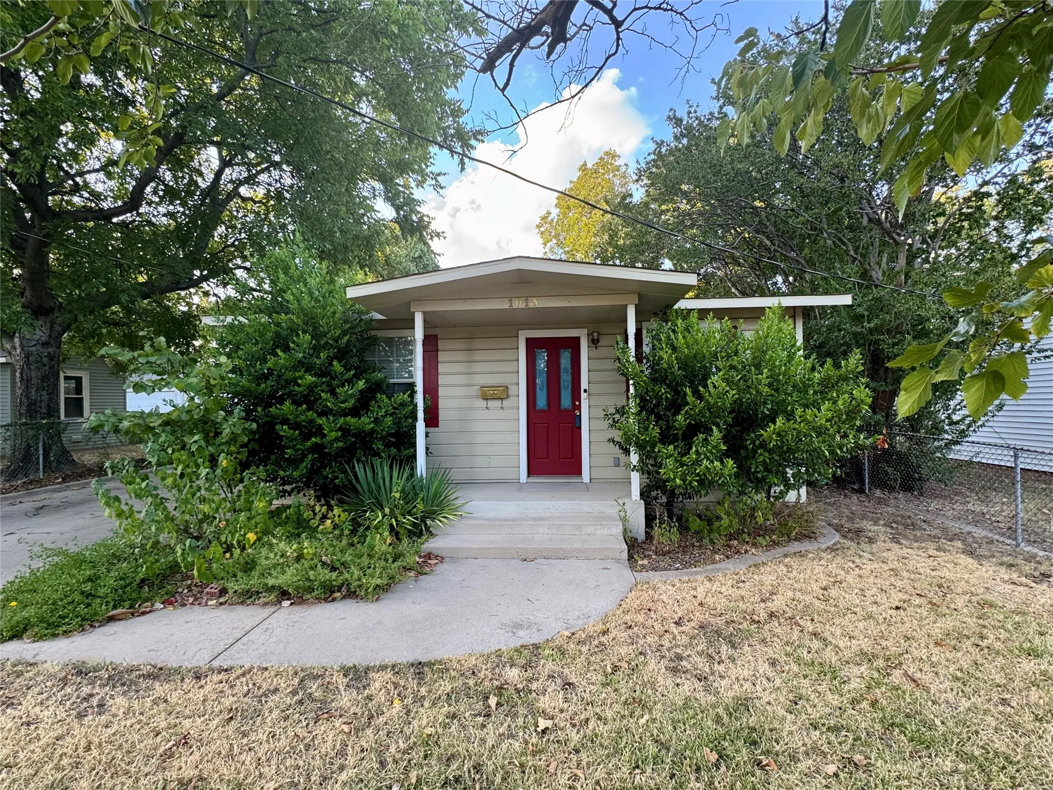 Single Family Residence For Sale in Tarrant County , 1013 Wilshire Boulevard, Arlington, Texas 76012, 2 Bedroom, 1 Bathroom, Garage spaces, 624 Sqft, built in 1955, mls#21376103, Real Estate Agent in Arlington, Homes For Sale in Tarrant county, Homes For Sale in Arlington, Realtor in Arlington Texas, Real Estate Brokerage Independent Realty Texas, Luminita Cordes Realtor
