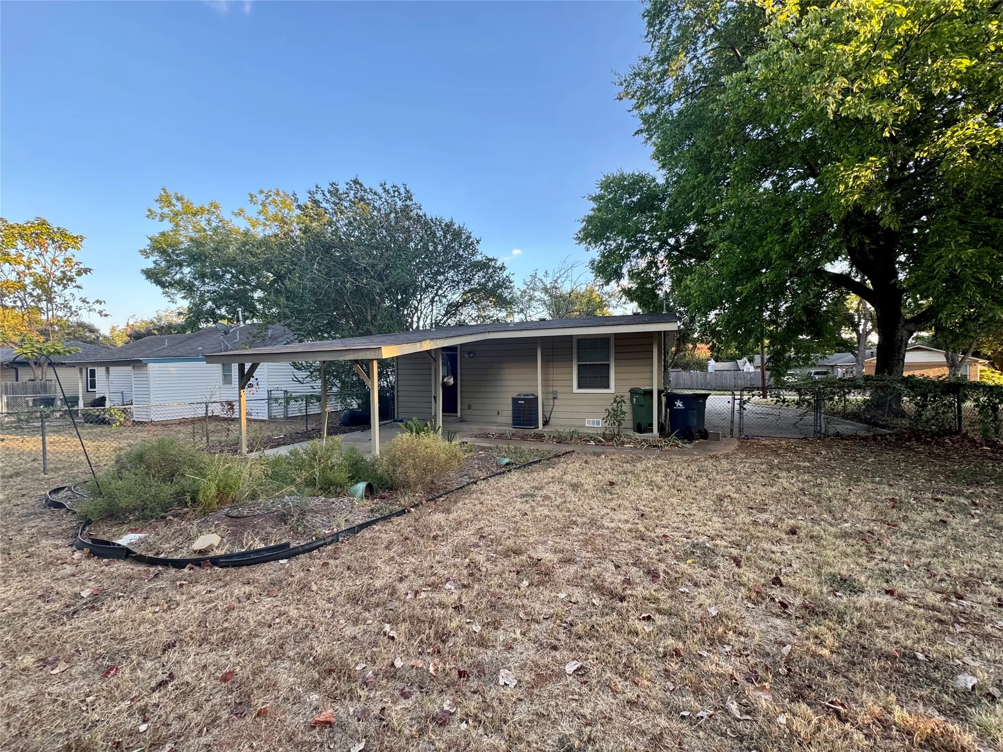 Single Family Residence For Sale in Tarrant County , 1013 Wilshire Boulevard, Arlington, Texas 76012, 2 Bedroom, 1 Bathroom, Garage spaces, 624 Sqft, built in 1955, mls#21376103, Real Estate Agent in Arlington, Homes For Sale in Tarrant county, Homes For Sale in Arlington, Realtor in Arlington Texas, Real Estate Brokerage Independent Realty Texas, Luminita Cordes Realtor