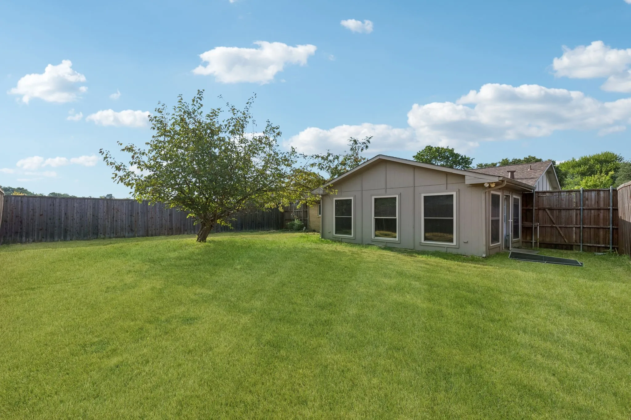 Single Family Residence For Sale in Denton County , 2217 Lockwood Drive, Carrollton, Texas 75007, 3 Bedroom, 2 Bathroom, 1 Garage spaces, 1,277 Sqft, built in 1972, mls#21382663, Real Estate Agent in Carrollton, Homes For Sale in Denton county, Homes For Sale in Carrollton, Realtor in Carrollton Texas, Real Estate Brokerage Independent Realty Texas, Luminita Cordes Realtor