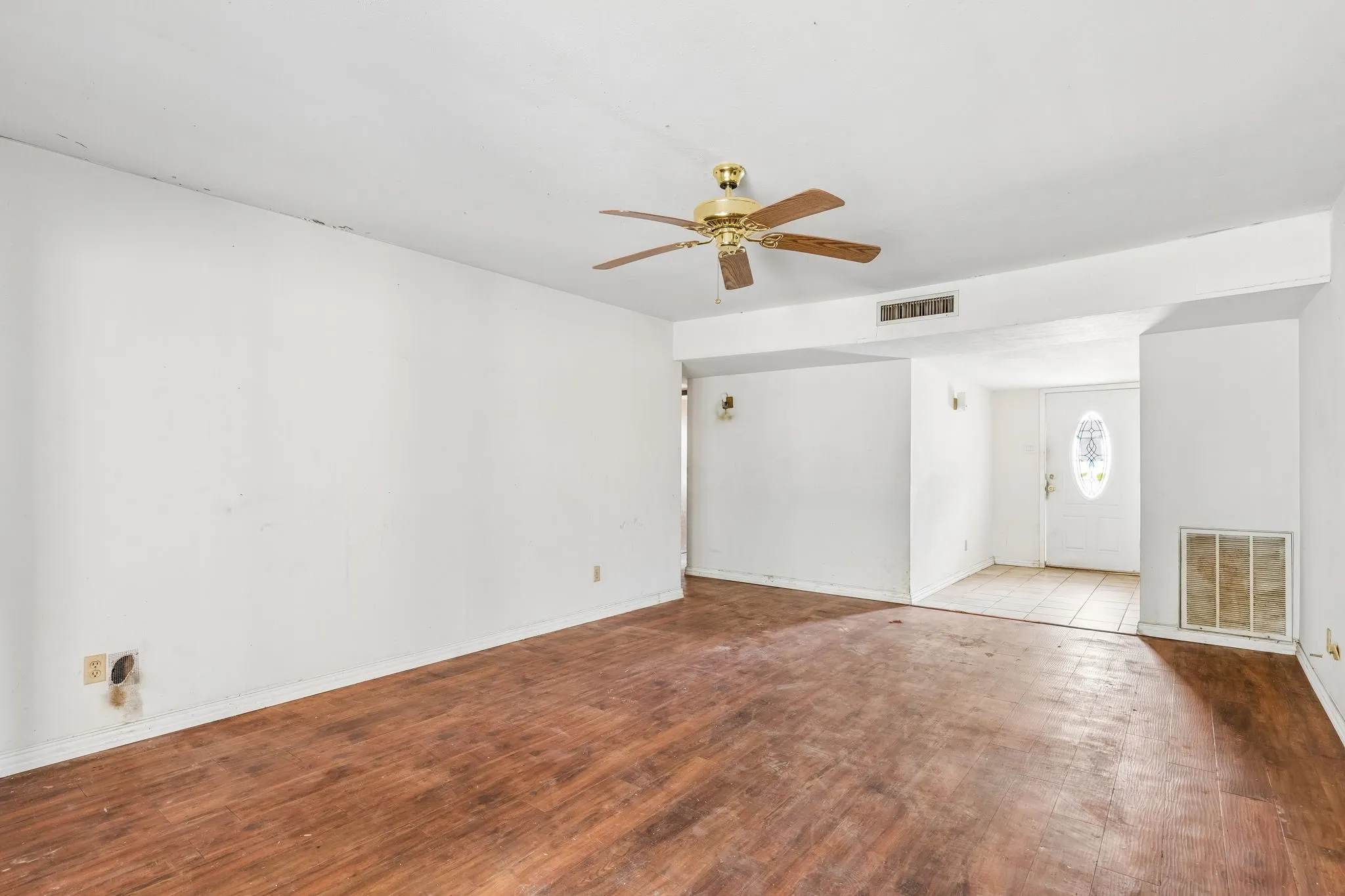 Single Family Residence For Sale in Denton County , 2217 Lockwood Drive, Carrollton, Texas 75007, 3 Bedroom, 2 Bathroom, 1 Garage spaces, 1,277 Sqft, built in 1972, mls#21382663, Real Estate Agent in Carrollton, Homes For Sale in Denton county, Homes For Sale in Carrollton, Realtor in Carrollton Texas, Real Estate Brokerage Independent Realty Texas, Luminita Cordes Realtor