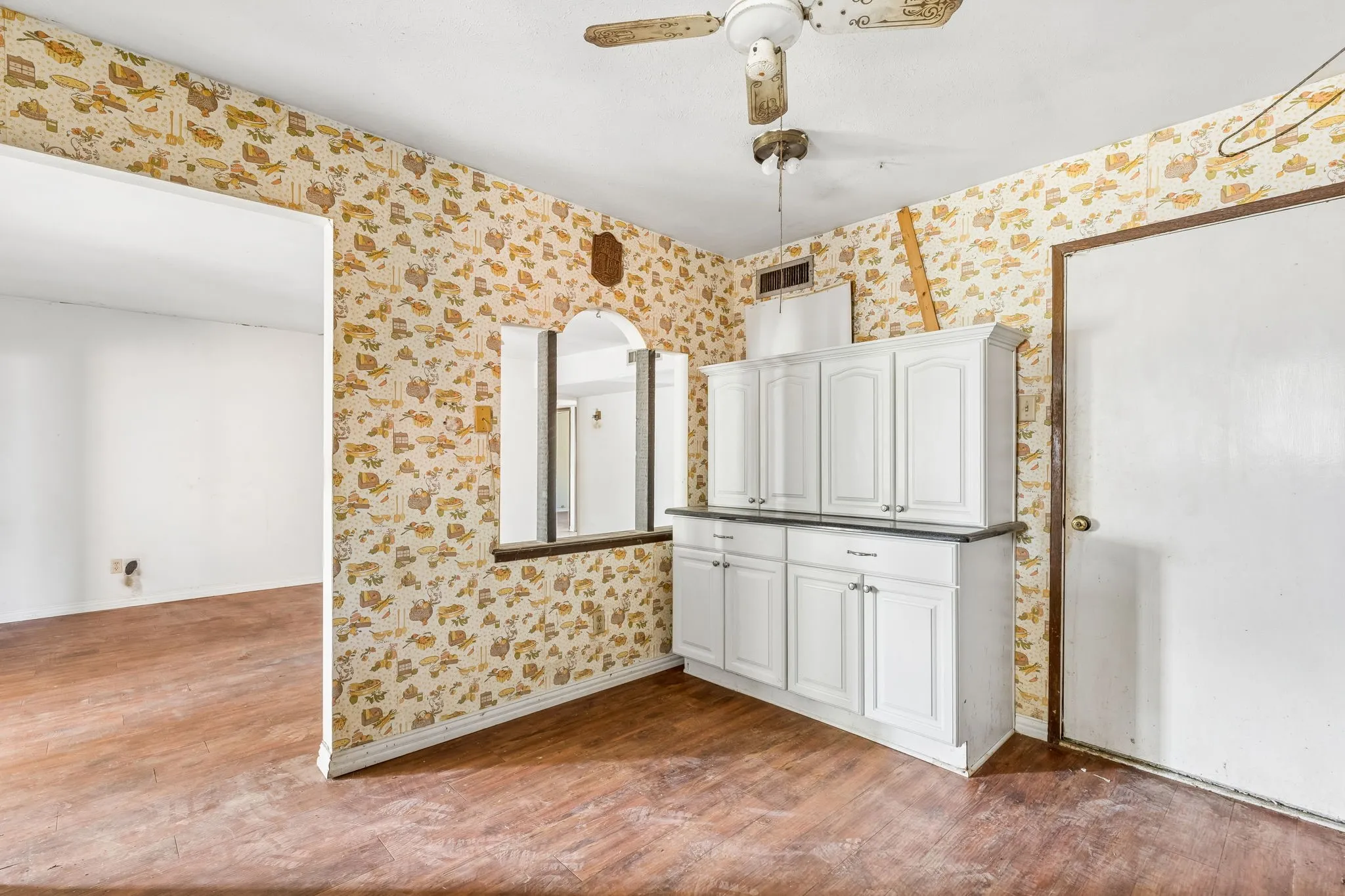 Single Family Residence For Sale in Denton County , 2217 Lockwood Drive, Carrollton, Texas 75007, 3 Bedroom, 2 Bathroom, 1 Garage spaces, 1,277 Sqft, built in 1972, mls#21382663, Real Estate Agent in Carrollton, Homes For Sale in Denton county, Homes For Sale in Carrollton, Realtor in Carrollton Texas, Real Estate Brokerage Independent Realty Texas, Luminita Cordes Realtor