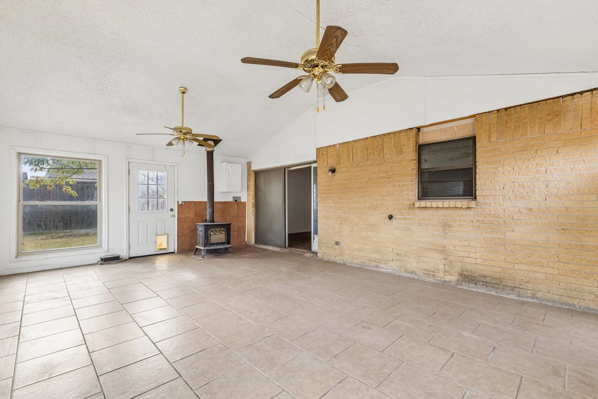 Single Family Residence For Sale in Denton County , 2217 Lockwood Drive, Carrollton, Texas 75007, 3 Bedroom, 2 Bathroom, 1 Garage spaces, 1,277 Sqft, built in 1972, mls#21382663, Real Estate Agent in Carrollton, Homes For Sale in Denton county, Homes For Sale in Carrollton, Realtor in Carrollton Texas, Real Estate Brokerage Independent Realty Texas, Luminita Cordes Realtor